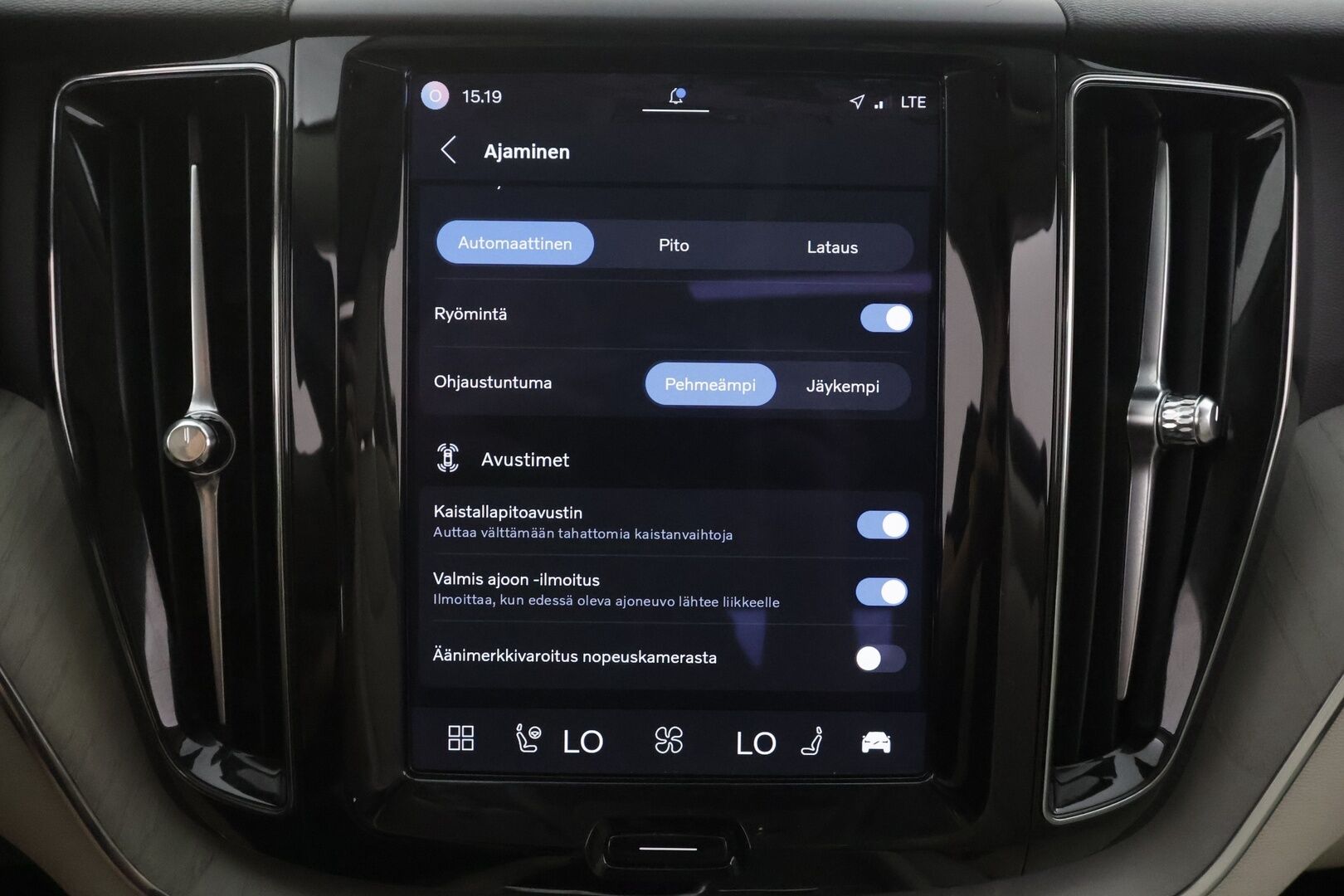 Volvo XC60 2023 T8 AWD Long Range High Performance Plus Dark aut - | Pilot assist | Webasto | Koukku | Muistipenkit | Full-LED | High Performance audio | Sporttinahat | P.Kamera | Keyless | Apple&Android | 1.Om Suomi-auto | Kahdet Renkaat | Merkkihuollettu |
