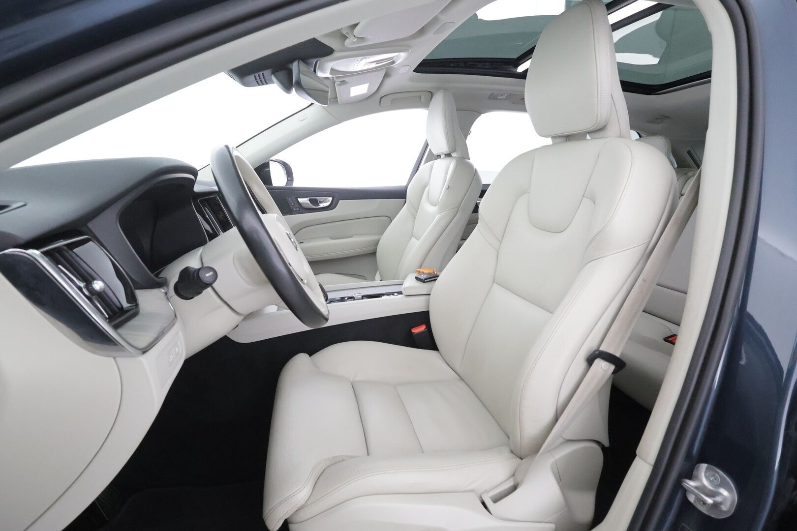 Volvo XC60 2023 T8 AWD Long Range High Performance Plus Dark aut - | Pilot assist | Webasto | Koukku | Muistipenkit | Full-LED | High Performance audio | Sporttinahat | P.Kamera | Keyless | Apple&Android | 1.Om Suomi-auto | Kahdet Renkaat | Merkkihuollettu |