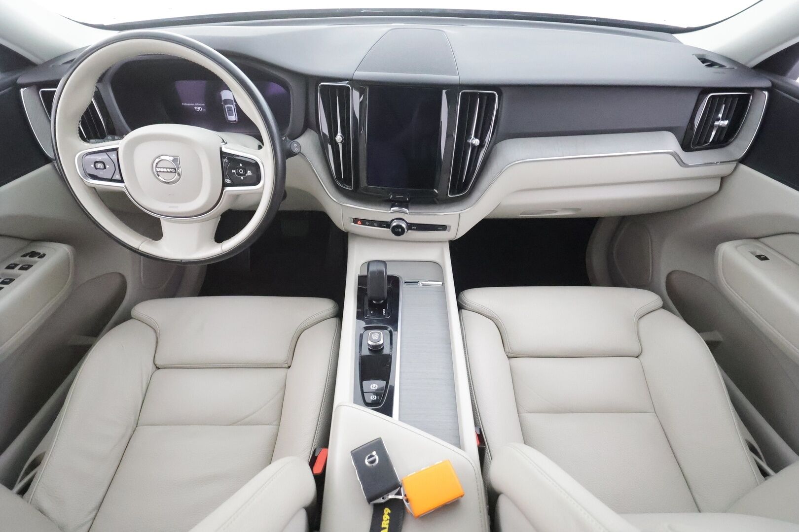 Volvo XC60 2023 T8 AWD Long Range High Performance Plus Dark aut - | Pilot assist | Webasto | Koukku | Muistipenkit | Full-LED | High Performance audio | Sporttinahat | P.Kamera | Keyless | Apple&Android | 1.Om Suomi-auto | Kahdet Renkaat | Merkkihuollettu |