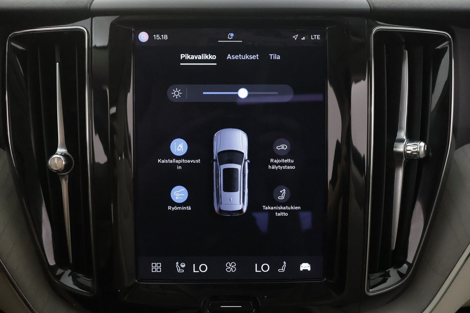 Volvo XC60 2023 T8 AWD Long Range High Performance Plus Dark aut - | Pilot assist | Webasto | Koukku | Muistipenkit | Full-LED | High Performance audio | Sporttinahat | P.Kamera | Keyless | Apple&Android | 1.Om Suomi-auto | Kahdet Renkaat | Merkkihuollettu |