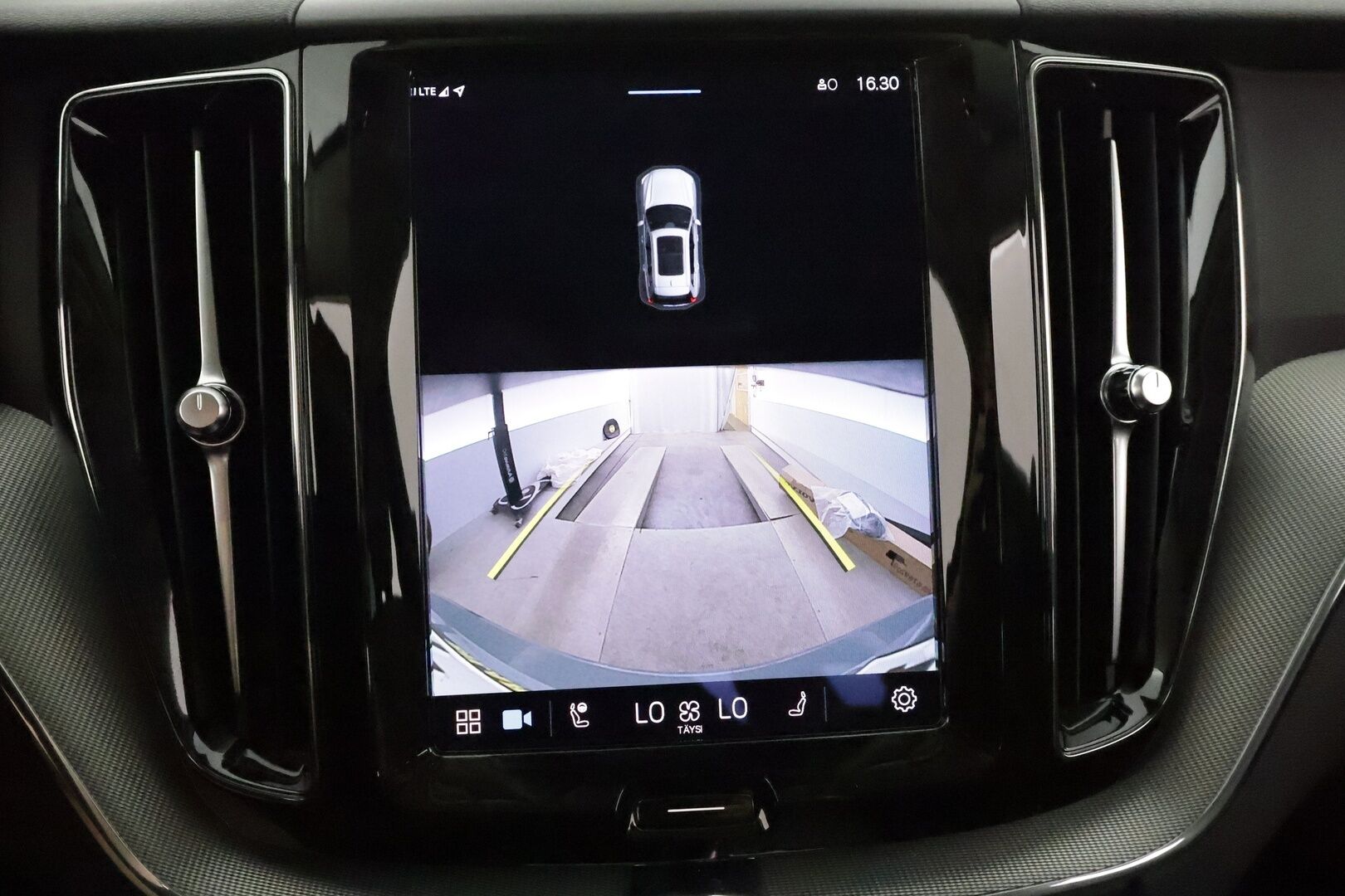 Volvo XC60 2023 T6 AWD Long Range Plus Dark aut **H&K / Panorama / Muistipenkit / Koukku / Adapt.vakkari / Full LED / Webasto** - 3,99 % KORKOTARJOUS TÄHÄN AUTOON - Suomi-auto / Merkkihuollettu / Musta nahkasisusta / KeylessGo / Navi / Facelift