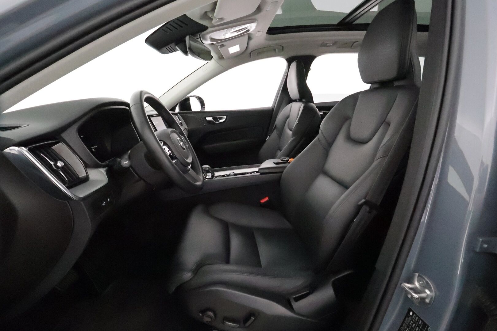 Volvo XC60 2023 T6 AWD Long Range Plus Dark aut **H&K / Panorama / Muistipenkit / Koukku / Adapt.vakkari / Full LED / Webasto** - 3,99 % KORKOTARJOUS TÄHÄN AUTOON - Suomi-auto / Merkkihuollettu / Musta nahkasisusta / KeylessGo / Navi / Facelift
