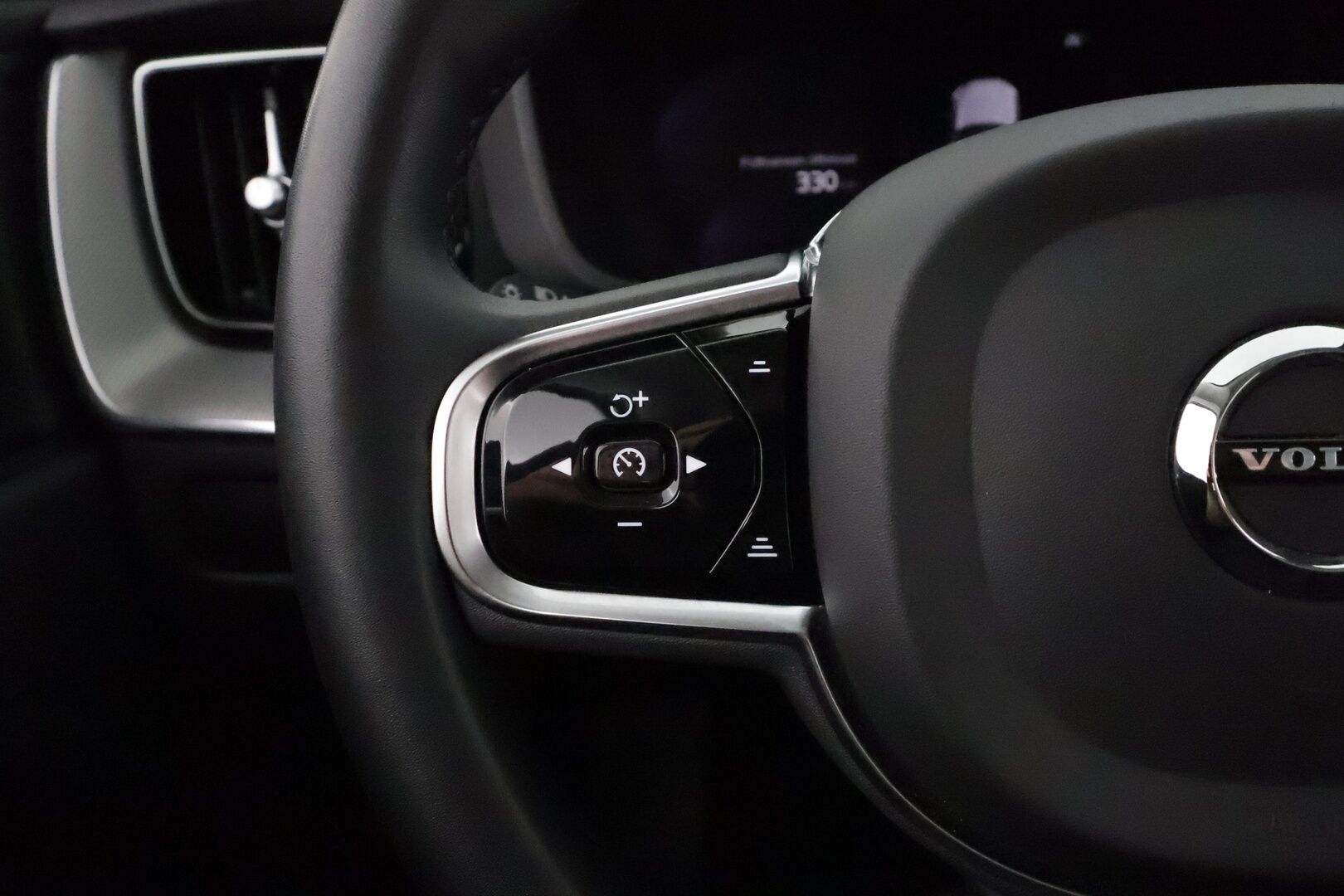 Volvo XC60 2023 T6 AWD Long Range Plus Dark aut **H&K / Panorama / Muistipenkit / Koukku / Adapt.vakkari / Full LED / Webasto** - 3,99 % KORKOTARJOUS TÄHÄN AUTOON - Suomi-auto / Merkkihuollettu / Musta nahkasisusta / KeylessGo / Navi / Facelift