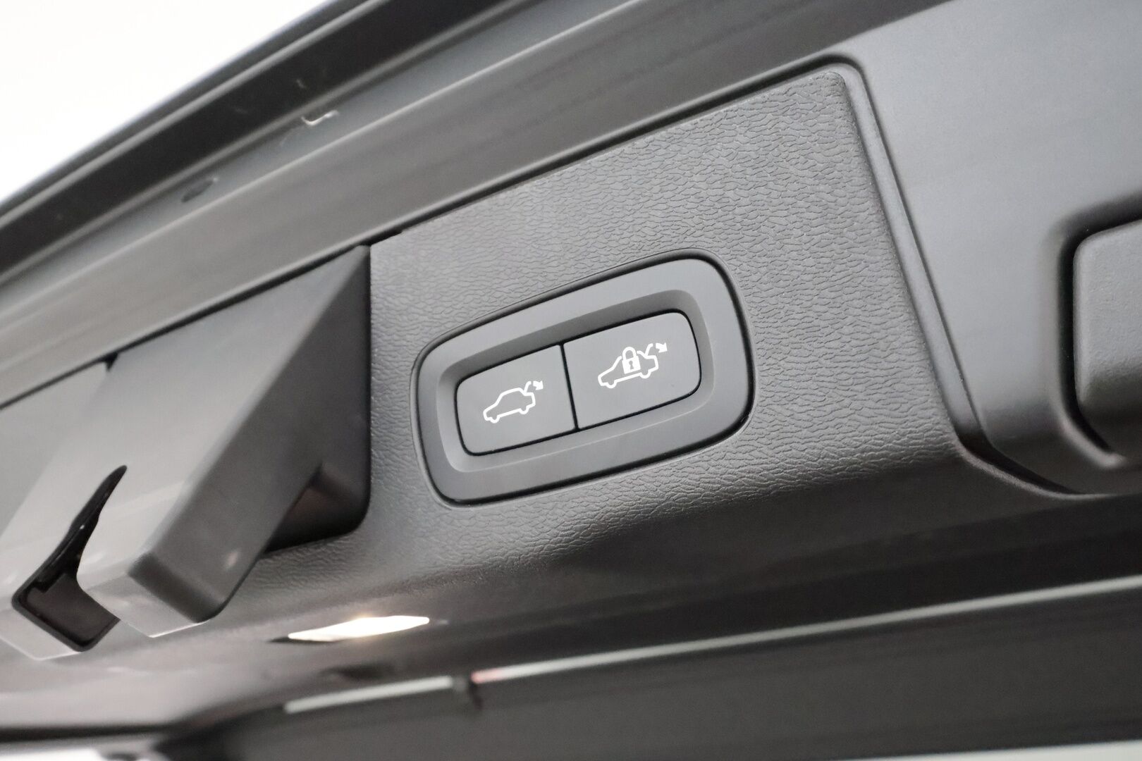 Volvo XC60 2023 T6 AWD Long Range Plus Dark aut **H&K / Panorama / Muistipenkit / Koukku / Adapt.vakkari / Full LED / Webasto** - 3,99 % KORKOTARJOUS TÄHÄN AUTOON - Suomi-auto / Merkkihuollettu / Musta nahkasisusta / KeylessGo / Navi / Facelift