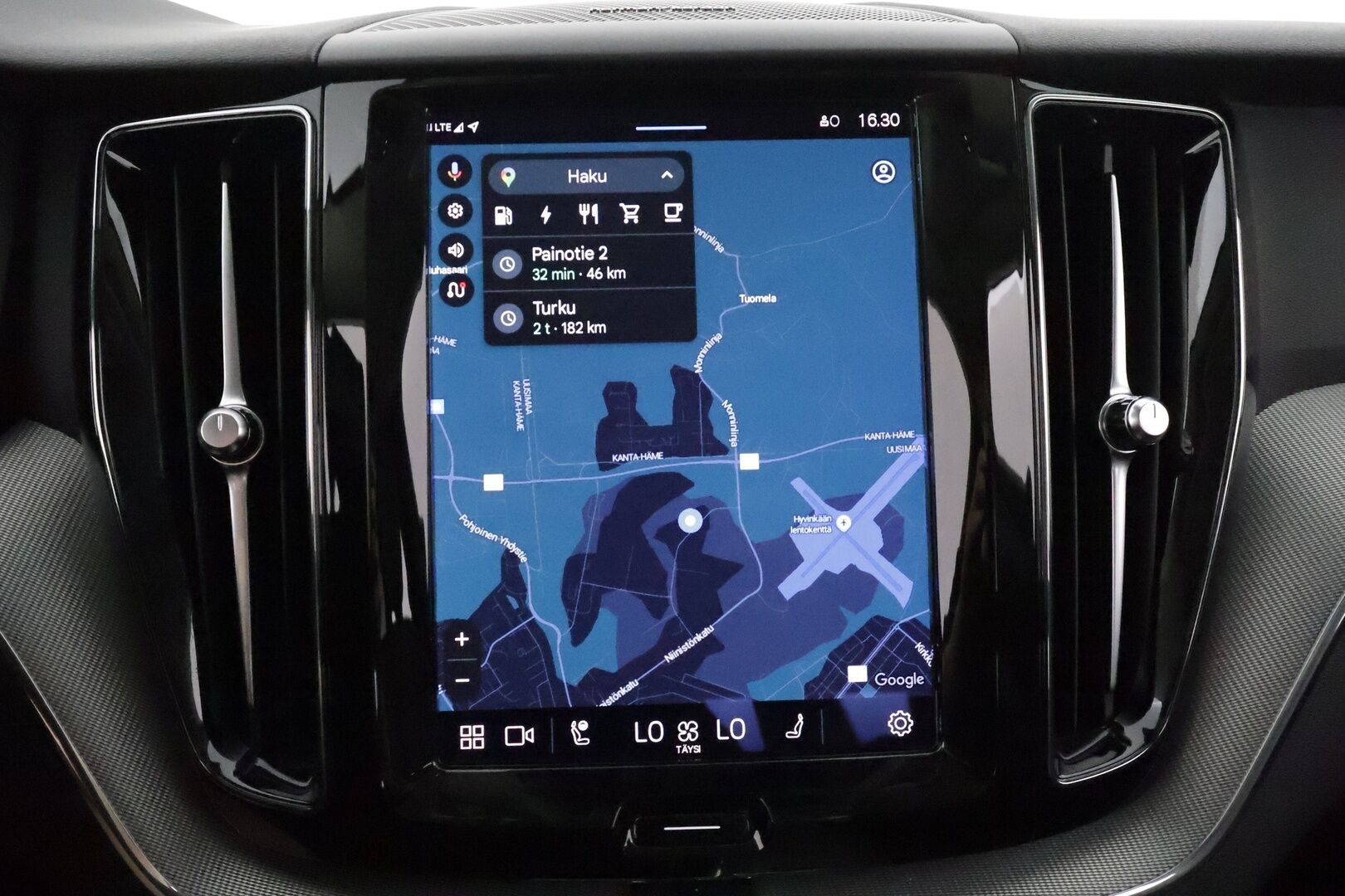 Volvo XC60 2023 T6 AWD Long Range Plus Dark aut **H&K / Panorama / Muistipenkit / Koukku / Adapt.vakkari / Full LED / Webasto** - 3,99 % KORKOTARJOUS TÄHÄN AUTOON - Suomi-auto / Merkkihuollettu / Musta nahkasisusta / KeylessGo / Navi / Facelift