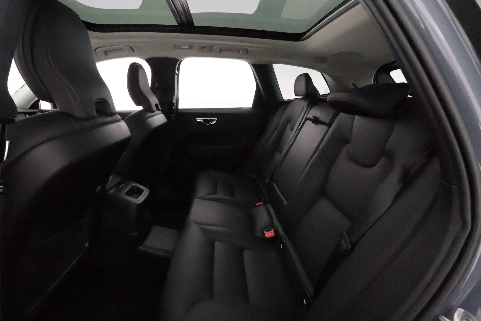 Volvo XC60 2023 T6 AWD Long Range Plus Dark aut **H&K / Panorama / Muistipenkit / Koukku / Adapt.vakkari / Full LED / Webasto** - 3,99 % KORKOTARJOUS TÄHÄN AUTOON - Suomi-auto / Merkkihuollettu / Musta nahkasisusta / KeylessGo / Navi / Facelift