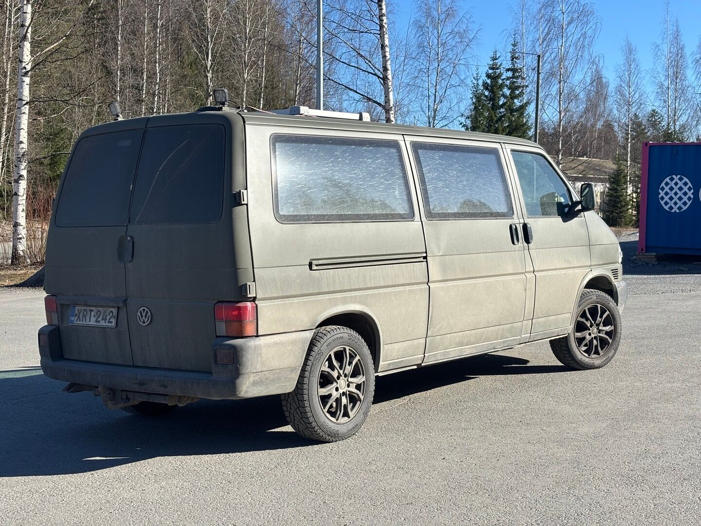 Volkswagen CARAVELLE 2003 - YritysOutlet - Myydään vain yrityksille - Webasto / Vetokoukku / Armeijan entinen / Lähes ruosteeton /  Todella hyvin huollettu / Pitkä malli