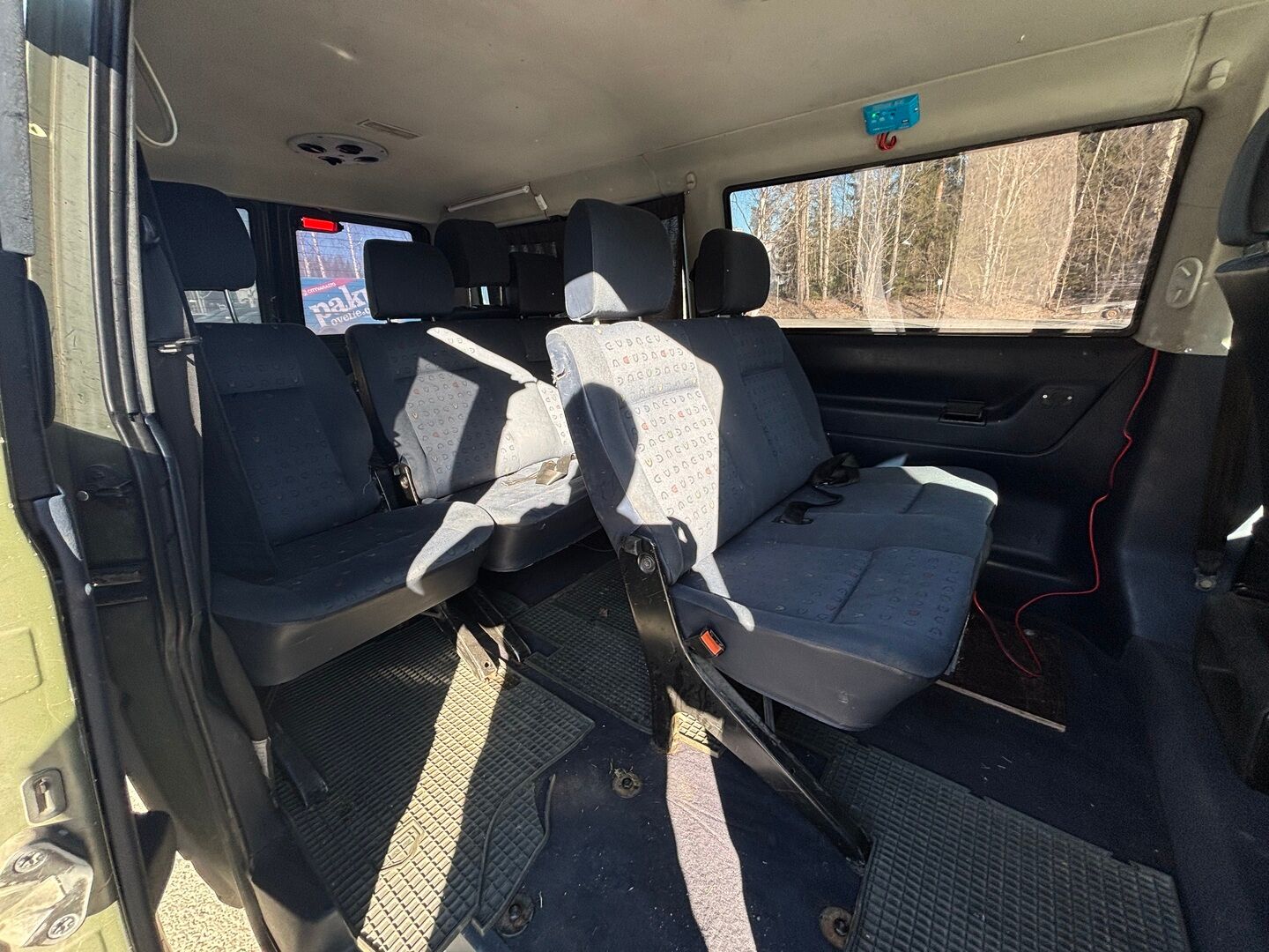 Volkswagen CARAVELLE 2003 - YritysOutlet - Myydään vain yrityksille - Webasto / Vetokoukku / Armeijan entinen / Lähes ruosteeton /  Todella hyvin huollettu / Pitkä malli