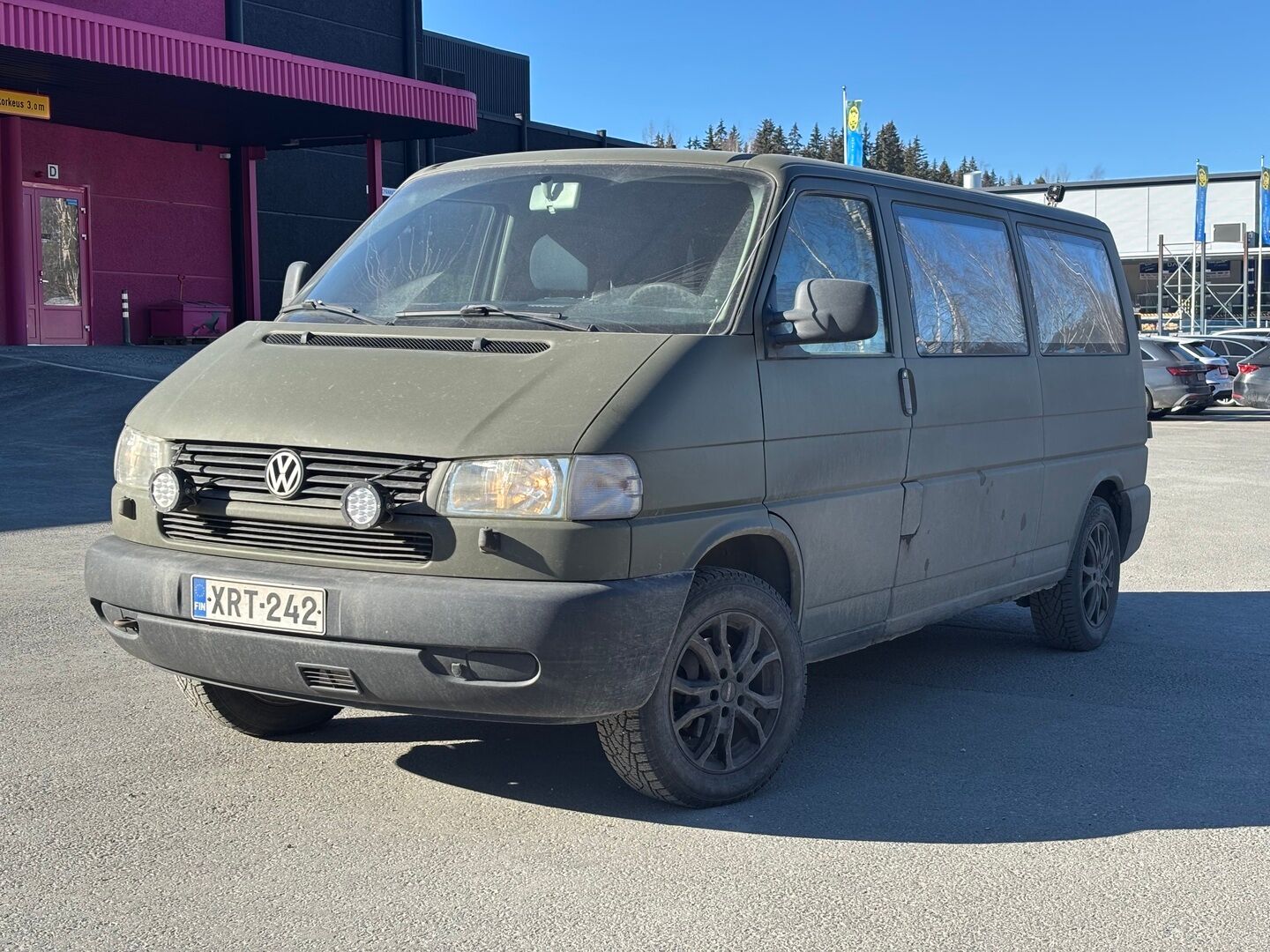 Volkswagen CARAVELLE 2003 - YritysOutlet - Myydään vain yrityksille - Webasto / Vetokoukku / Armeijan entinen / Lähes ruosteeton /  Todella hyvin huollettu / Pitkä malli