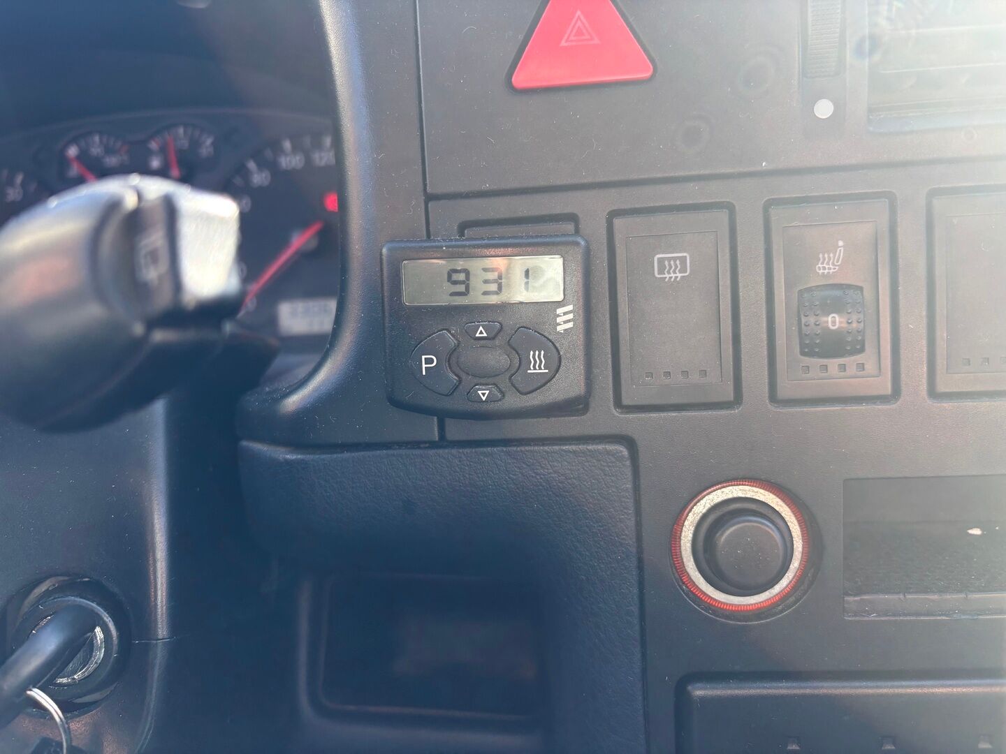 Volkswagen CARAVELLE 2003 - YritysOutlet - Myydään vain yrityksille - Webasto / Vetokoukku / Armeijan entinen / Lähes ruosteeton /  Todella hyvin huollettu / Pitkä malli