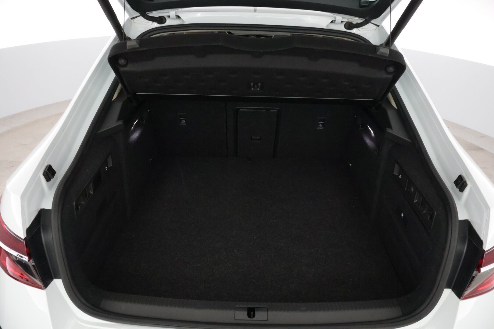Skoda Superb 2023 1.4 TSI PHEV L&K iV BusinessLine DSG Autom. *Webasto / 360 Kamera / Keyless / Hierovat muistipenkit / Adapt. vakkari / Kattoikkuna / Canton / Lane assist / Blis / Navi* - 3,99 % KORKOTARJOUS TÄHÄN AUTOON 28.9. ASTI! - 