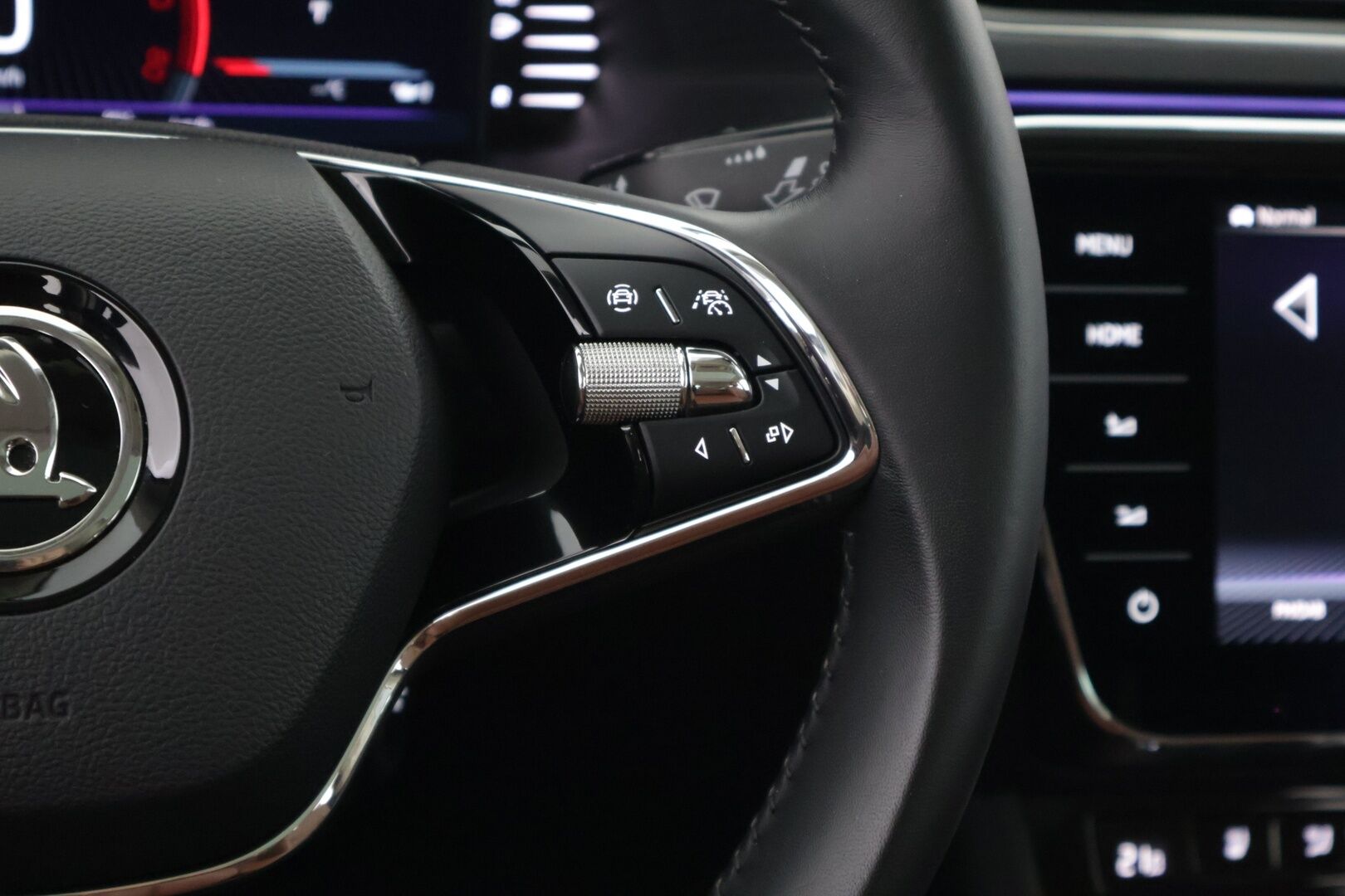Skoda Superb 2023 1.4 TSI PHEV L&K iV BusinessLine DSG Autom. *Webasto / 360 Kamera / Keyless / Hierovat muistipenkit / Adapt. vakkari / Kattoikkuna / Canton / Lane assist / Blis / Navi* - 3,99 % KORKOTARJOUS TÄHÄN AUTOON 28.9. ASTI! - 