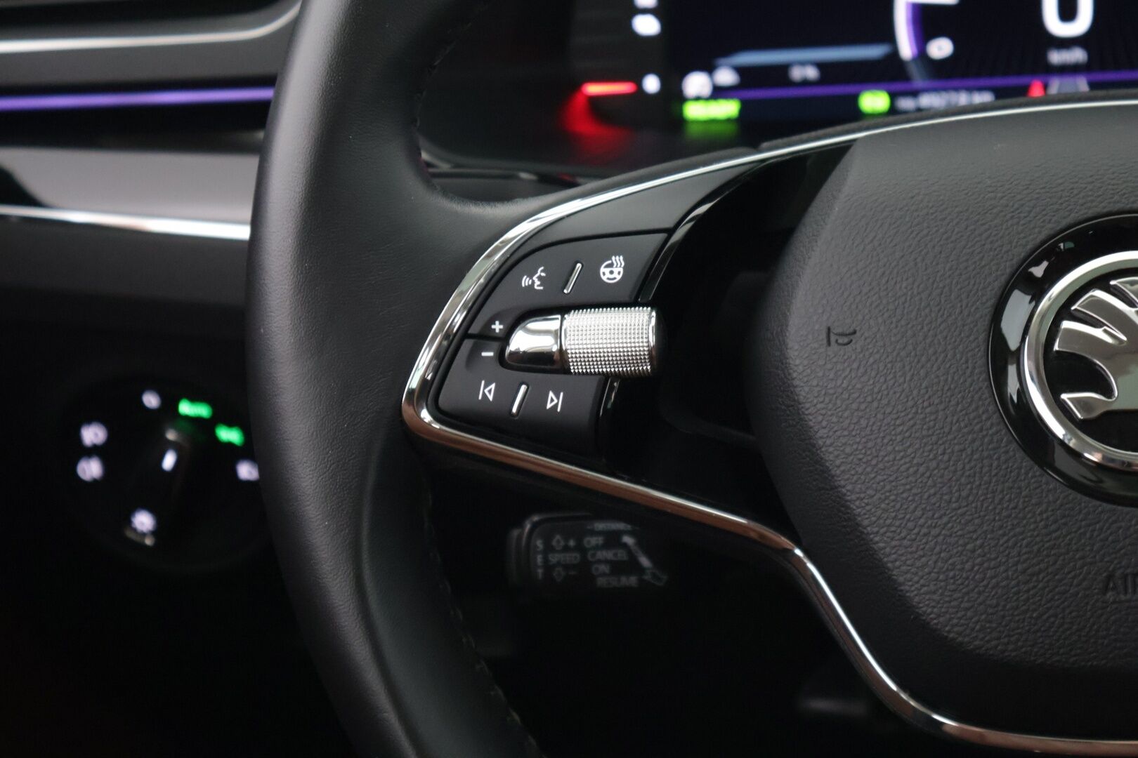 Skoda Superb 2023 1.4 TSI PHEV L&K iV BusinessLine DSG Autom. *Webasto / 360 Kamera / Keyless / Hierovat muistipenkit / Adapt. vakkari / Kattoikkuna / Canton / Lane assist / Blis / Navi* - 3,99 % KORKOTARJOUS TÄHÄN AUTOON 28.9. ASTI! - 