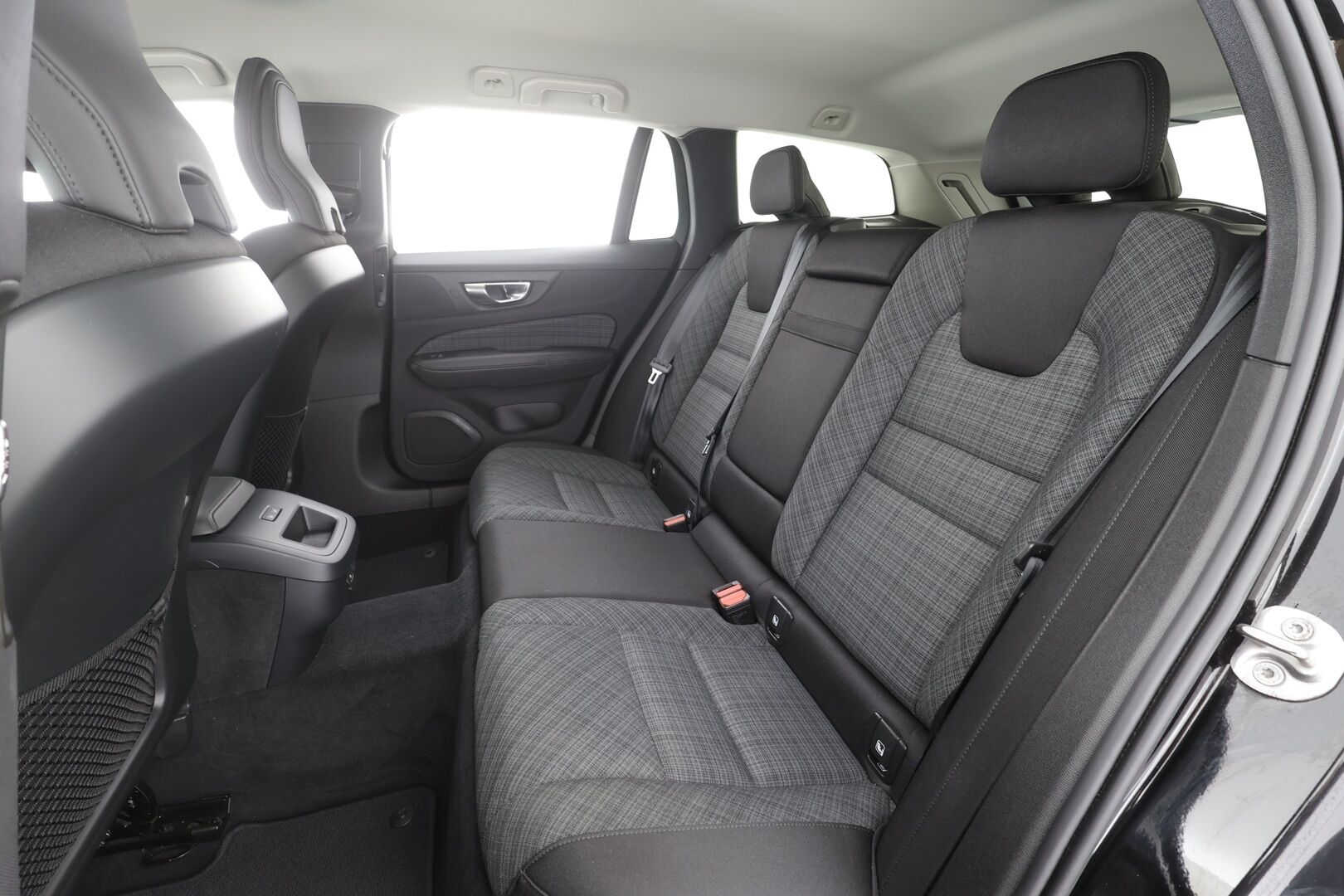 Volvo V60 2023 B3 MHEV Business Core DCT aut - | ACC | Webasto | Koukku | Full-LED | High Performance audio | P.Kamera | Osasähköt | Keyless | Apple&Android | 1.Om Suomi-auto | Kahdet Renkaat | Merkkihuollettu |
