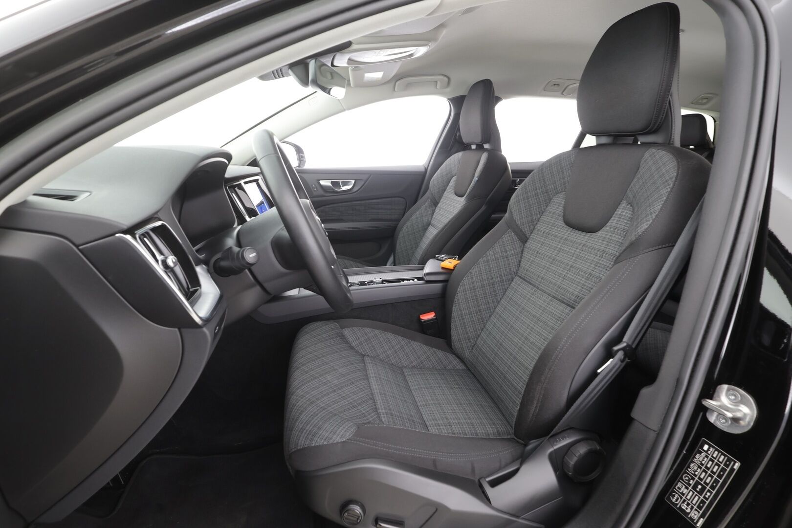 Volvo V60 2023 B3 MHEV Business Core DCT aut - | ACC | Webasto | Koukku | Full-LED | High Performance audio | P.Kamera | Osasähköt | Keyless | Apple&Android | 1.Om Suomi-auto | Kahdet Renkaat | Merkkihuollettu |