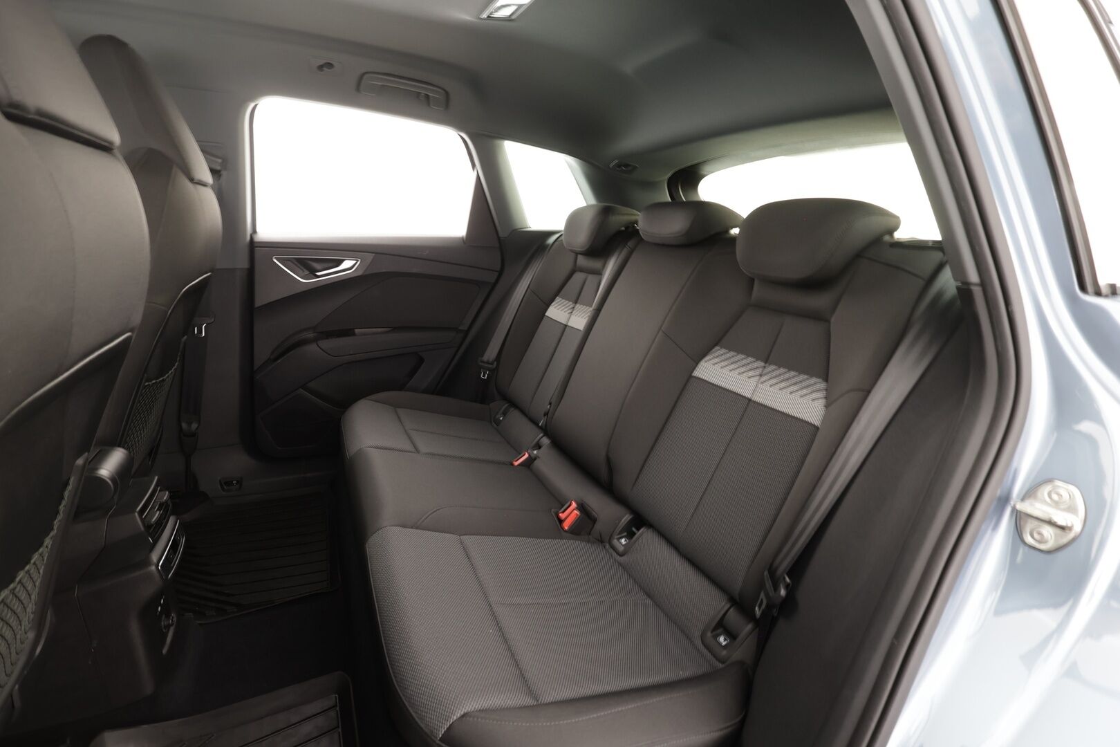 Audi Q4 e-tron 2023 40 e-tron Advanced * ACC / P.kamera / ILP / Sporttipenkit / Navi / LED / Sähköluukku / KeylessGo * - 1.Om Suomi-auto / Akku kuntotarkastettu / Kahdet renkaat aluvanteilla / Merkkihuollettu