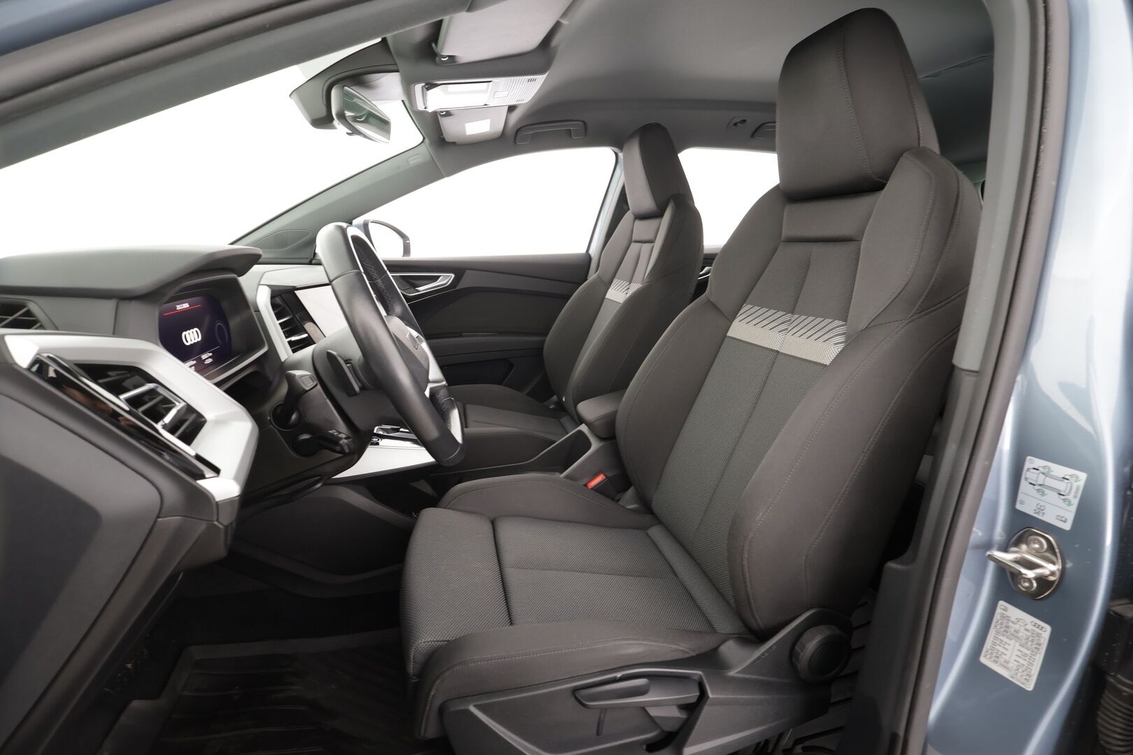 Audi Q4 e-tron 2023 40 e-tron Advanced * ACC / P.kamera / ILP / Sporttipenkit / Navi / LED / Sähköluukku / KeylessGo * - 1.Om Suomi-auto / Akku kuntotarkastettu / Kahdet renkaat aluvanteilla / Merkkihuollettu