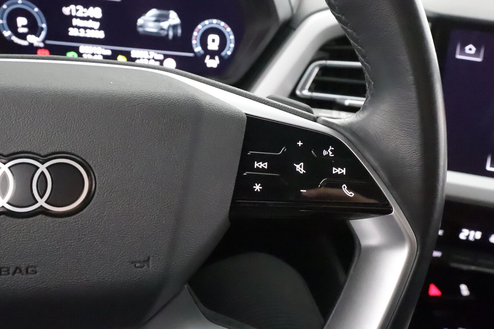 Audi Q4 e-tron 2023 40 e-tron Advanced * ACC / P.kamera / ILP / Sporttipenkit / Navi / LED / Sähköluukku / KeylessGo * - 1.Om Suomi-auto / Akku kuntotarkastettu / Kahdet renkaat aluvanteilla / Merkkihuollettu