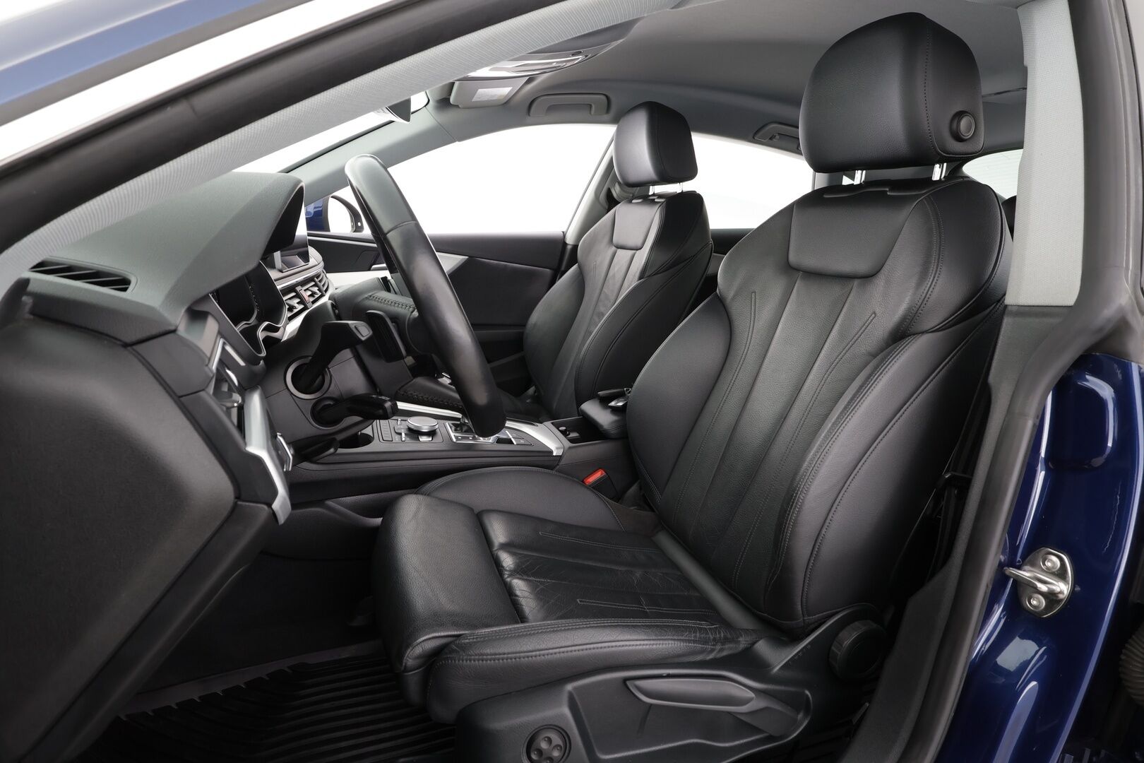 Audi A5 2017 Sportback Business Sport 2,0 TFSI 185 kW quattro S tronic * ACC / P.kamera / LED / Navi / Sporttinahat * - Kahdet renkaat aluvanteilla - HULLU BLACKWEEK KORKOTARJOUS 2,49%