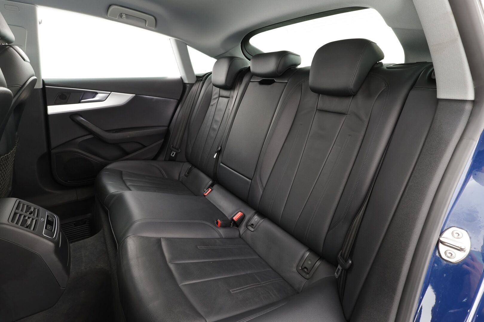 Audi A5 2017 Sportback Business Sport 2,0 TFSI 185 kW quattro S tronic * ACC / P.kamera / LED / Navi / Sporttinahat * - Kahdet renkaat aluvanteilla - HULLU BLACKWEEK KORKOTARJOUS 2,49%