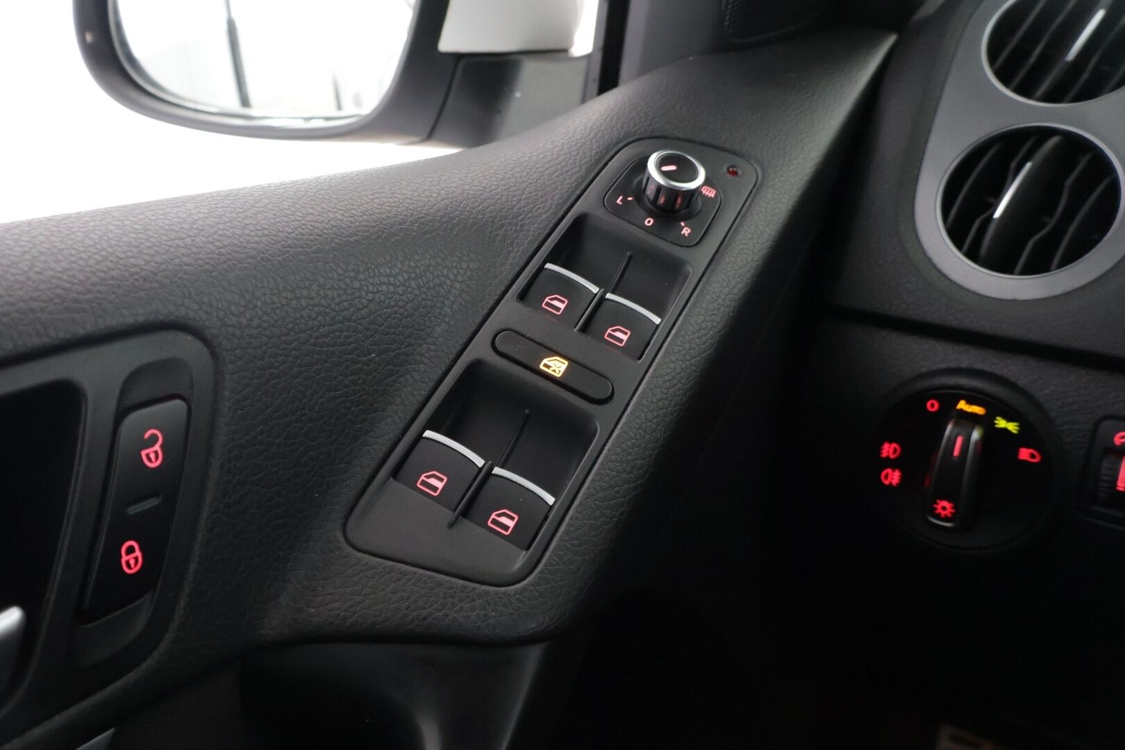 Volkswagen Tiguan 2015 R-Line 1,4 TSI 118 kW (160 hv) 4MOTION ** Webasto / Koukku / Bluetooth / Vakkari - *Lämmin / Käytännöllinen / Mukava* - Osta nyt, maksa vasta ensi vuonna