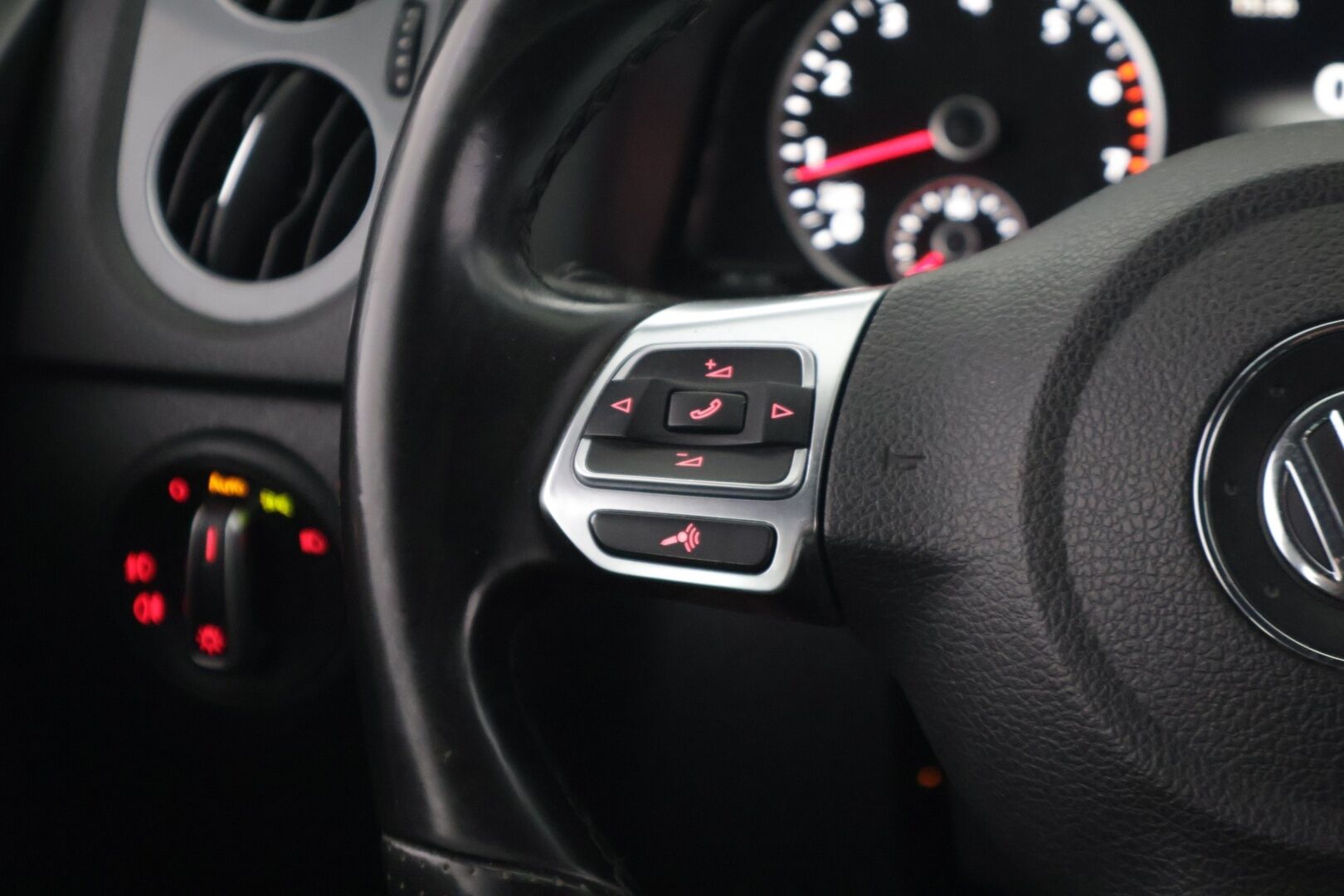 Volkswagen Tiguan 2015 R-Line 1,4 TSI 118 kW (160 hv) 4MOTION ** Webasto / Koukku / Bluetooth / Vakkari - *Lämmin / Käytännöllinen / Mukava* - Osta nyt, maksa vasta ensi vuonna