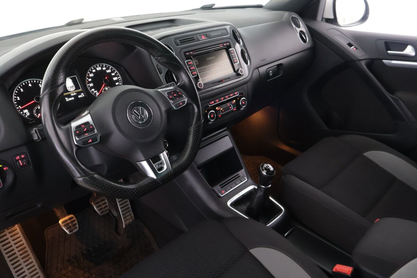 Volkswagen Tiguan 2015 R-Line 1,4 TSI 118 kW (160 hv) 4MOTION ** Webasto / Koukku / Bluetooth / Vakkari - *Lämmin / Käytännöllinen / Mukava* - Osta nyt, maksa vasta ensi vuonna