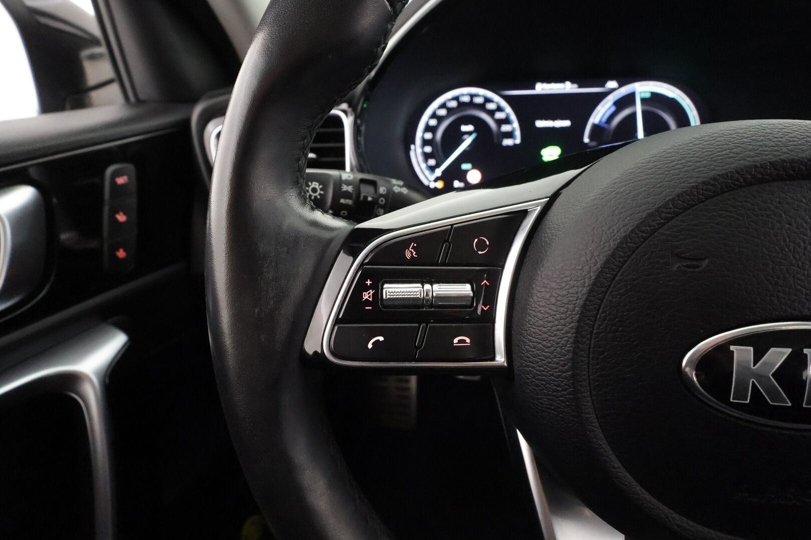 Kia XCeed 2020 1,6 GDI Plug-In Hybrid Business Premium DCT * ACC / P.kamera / Lasikattoluukku / Lohko+Sisä / Muistipenkki * - Ilmastoidut nahat / Suomi-auto / Kahdet renkaat aluvanteilla 