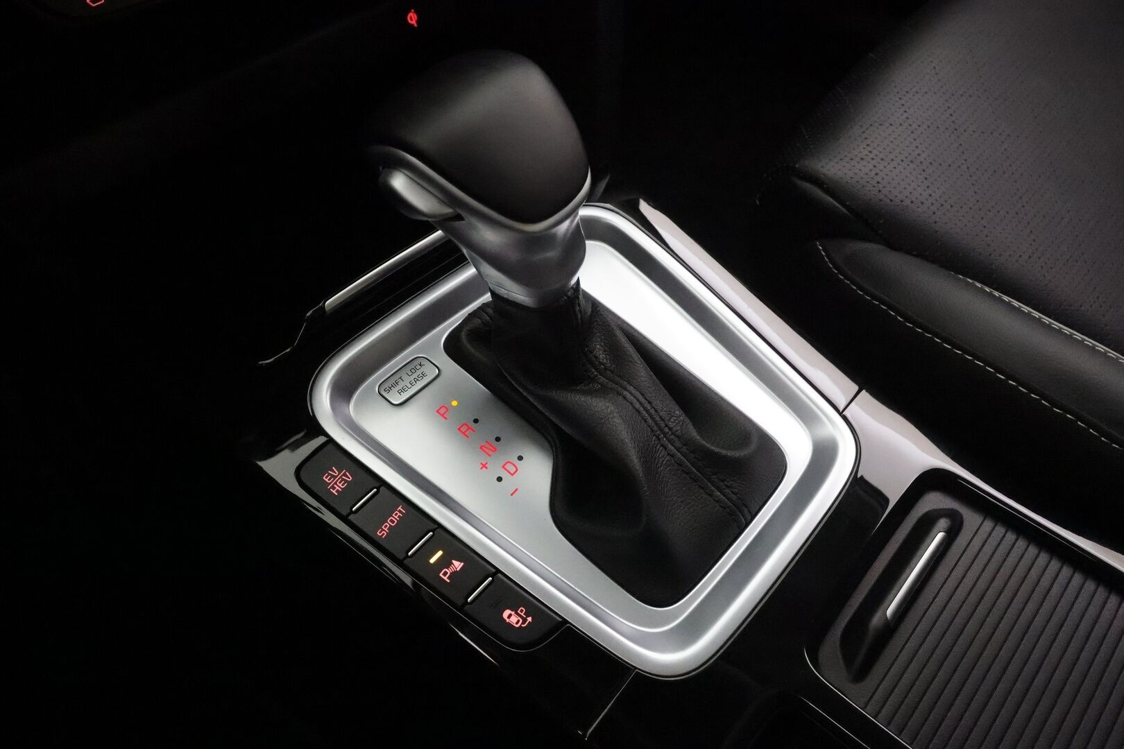 Kia XCeed 2020 1,6 GDI Plug-In Hybrid Business Premium DCT * ACC / P.kamera / Lasikattoluukku / Lohko+Sisä / Muistipenkki * - Ilmastoidut nahat / Suomi-auto / Kahdet renkaat aluvanteilla 