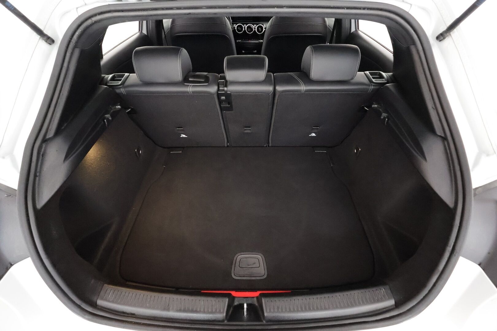 Mercedes-Benz A 2020 180 A Business Style - | Distronic Pro | LED | Puolinahat | P.Kamera | Digimittaristo | Suomi-auto | Kahdet Renkaat | Merkkihuollettu |