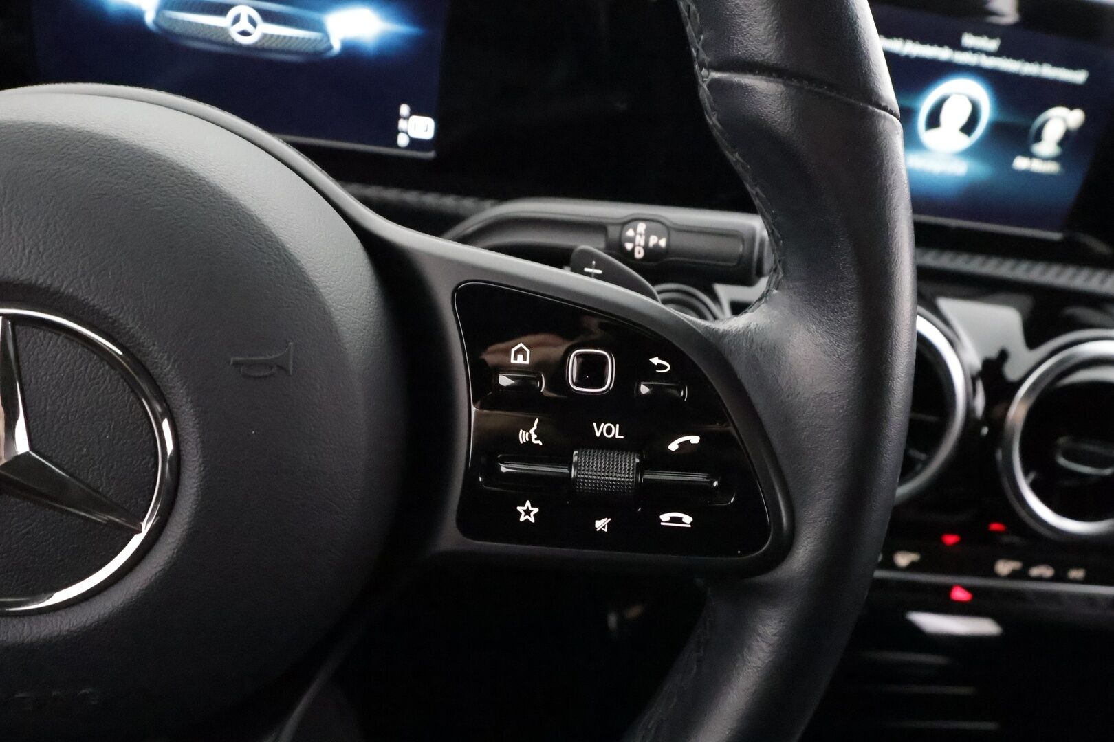 Mercedes-Benz A 2020 180 A Business Style - | Distronic Pro | LED | Puolinahat | P.Kamera | Digimittaristo | Suomi-auto | Kahdet Renkaat | Merkkihuollettu |