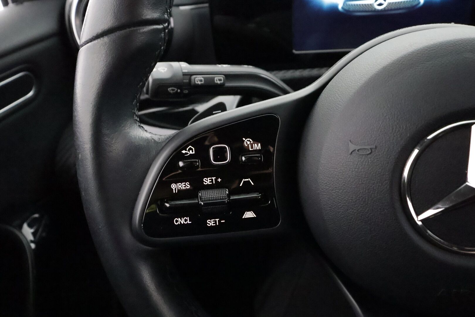 Mercedes-Benz A 2020 180 A Business Style - | Distronic Pro | LED | Puolinahat | P.Kamera | Digimittaristo | Suomi-auto | Kahdet Renkaat | Merkkihuollettu |