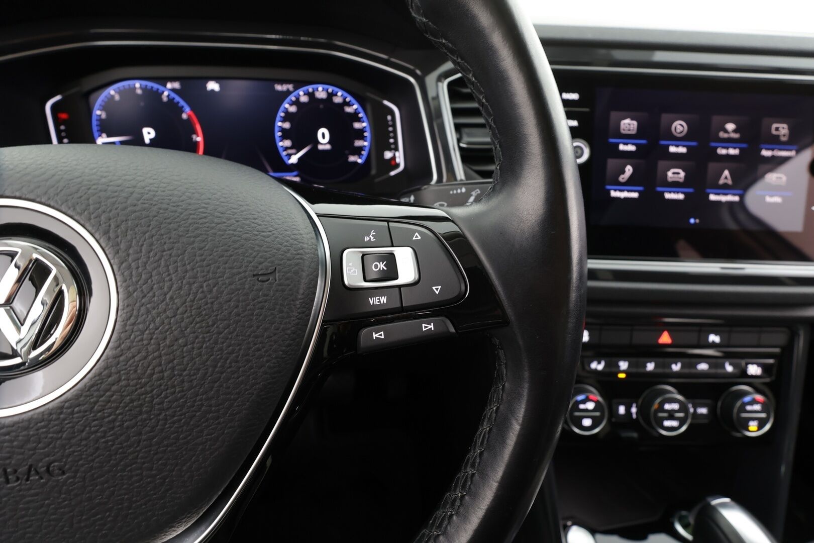 Volkswagen T-Roc 2020 Sport 1,5 TSI EVO 110 kW DSG * ACC / Panorama / Webasto / P.kamera / LED / Navi / Ratinlämmitin / Digimittaristo / KeylessGo * - 1.Om Suomi-auto / Kahdet renkaat aluvanteilla / ALV