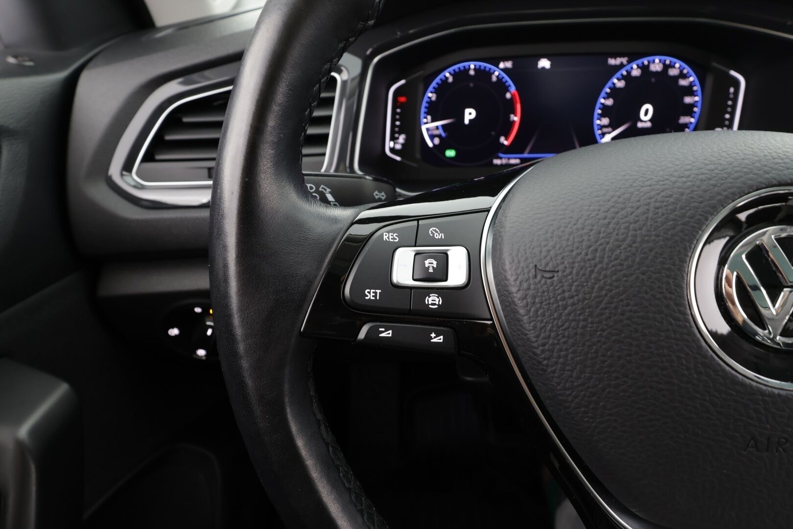 Volkswagen T-Roc 2020 Sport 1,5 TSI EVO 110 kW DSG * ACC / Panorama / Webasto / P.kamera / LED / Navi / Ratinlämmitin / Digimittaristo / KeylessGo * - 1.Om Suomi-auto / Kahdet renkaat aluvanteilla / ALV