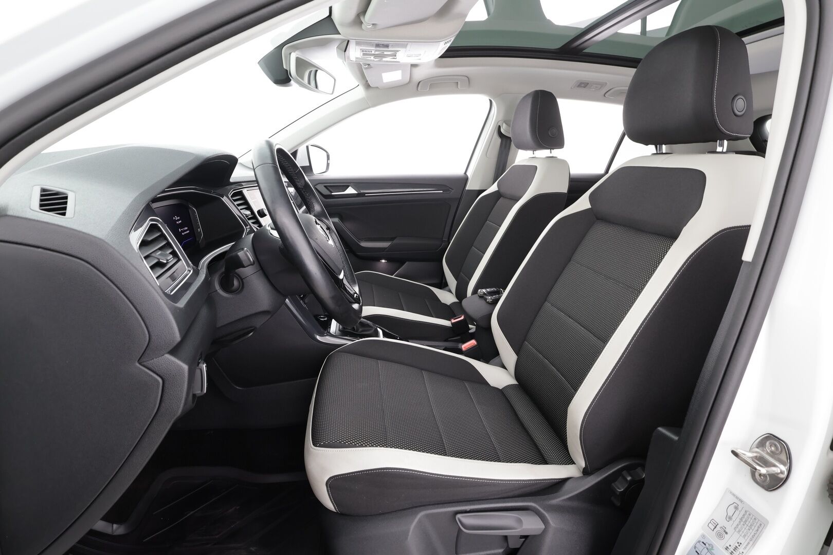 Volkswagen T-Roc 2020 Sport 1,5 TSI EVO 110 kW DSG * ACC / Panorama / Webasto / P.kamera / LED / Navi / Ratinlämmitin / Digimittaristo / KeylessGo * - KATSO KAMPANJAHINTA! / 1.Om Suomi-auto / Kahdet renkaat aluvanteilla / ALV - HULLUT VÄLIPÄIVÄT KORKOTARJOUS 2,49%