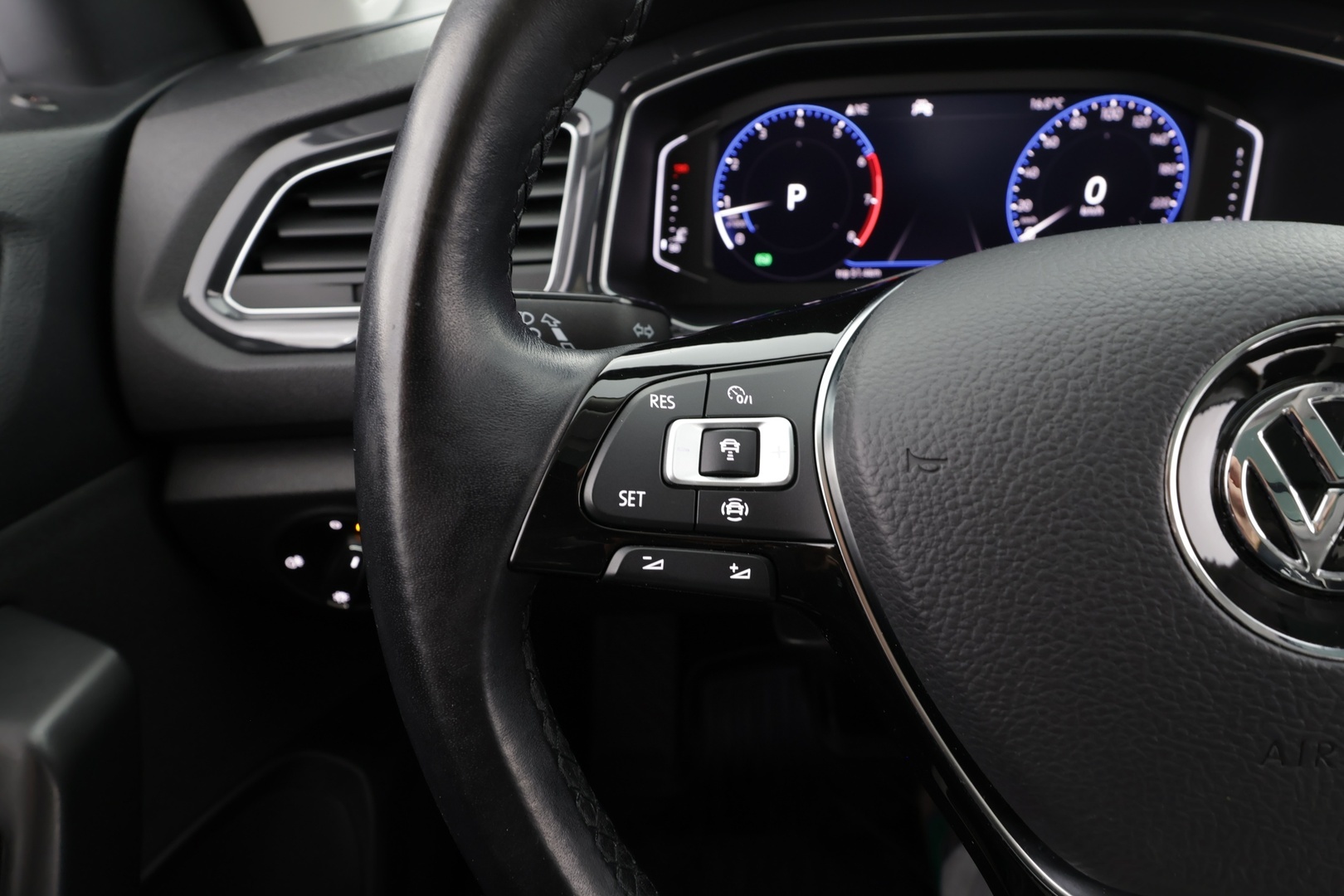 Volkswagen T-Roc 2020 Sport 1,5 TSI EVO 110 kW DSG * ACC / Panorama / Webasto / P.kamera / LED / Navi / Ratinlämmitin / Digimittaristo / KeylessGo * - KATSO KAMPANJAHINTA! / 1.Om Suomi-auto / Kahdet renkaat aluvanteilla / ALV - HULLUT VÄLIPÄIVÄT KORKOTARJOUS 2,49%