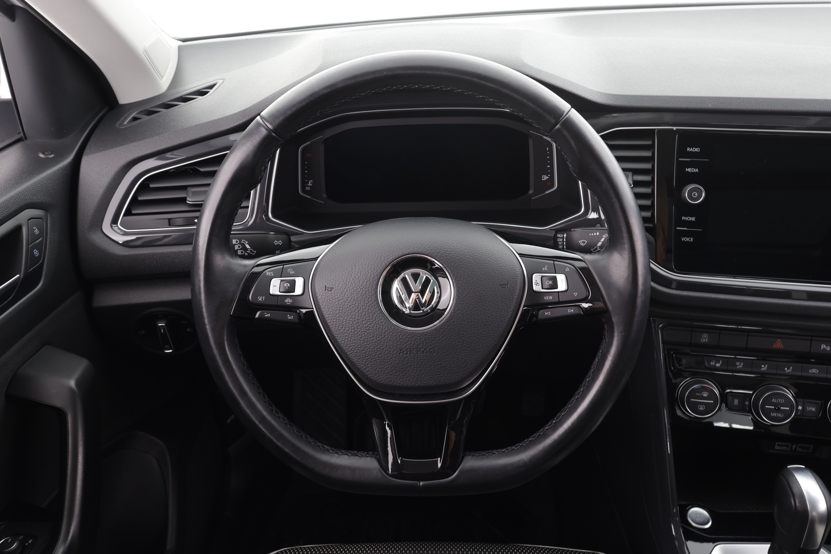 Volkswagen T-Roc 2020 Sport 1,5 TSI EVO 110 kW DSG * ACC / Panorama / Webasto / P.kamera / LED / Navi / Ratinlämmitin / Digimittaristo / KeylessGo * - KATSO KAMPANJAHINTA! / 1.Om Suomi-auto / Kahdet renkaat aluvanteilla / ALV - HULLUT VÄLIPÄIVÄT KORKOTARJOUS 2,49%