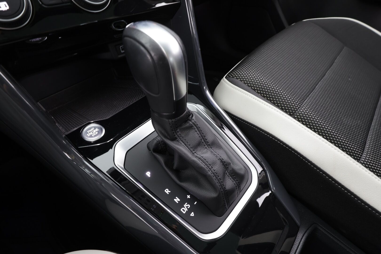 Volkswagen T-Roc 2020 Sport 1,5 TSI EVO 110 kW DSG * ACC / Panorama / Webasto / P.kamera / LED / Navi / Ratinlämmitin / Digimittaristo / KeylessGo * - KATSO KAMPANJAHINTA! / 1.Om Suomi-auto / Kahdet renkaat aluvanteilla / ALV - HULLUT VÄLIPÄIVÄT KORKOTARJOUS 2,49%