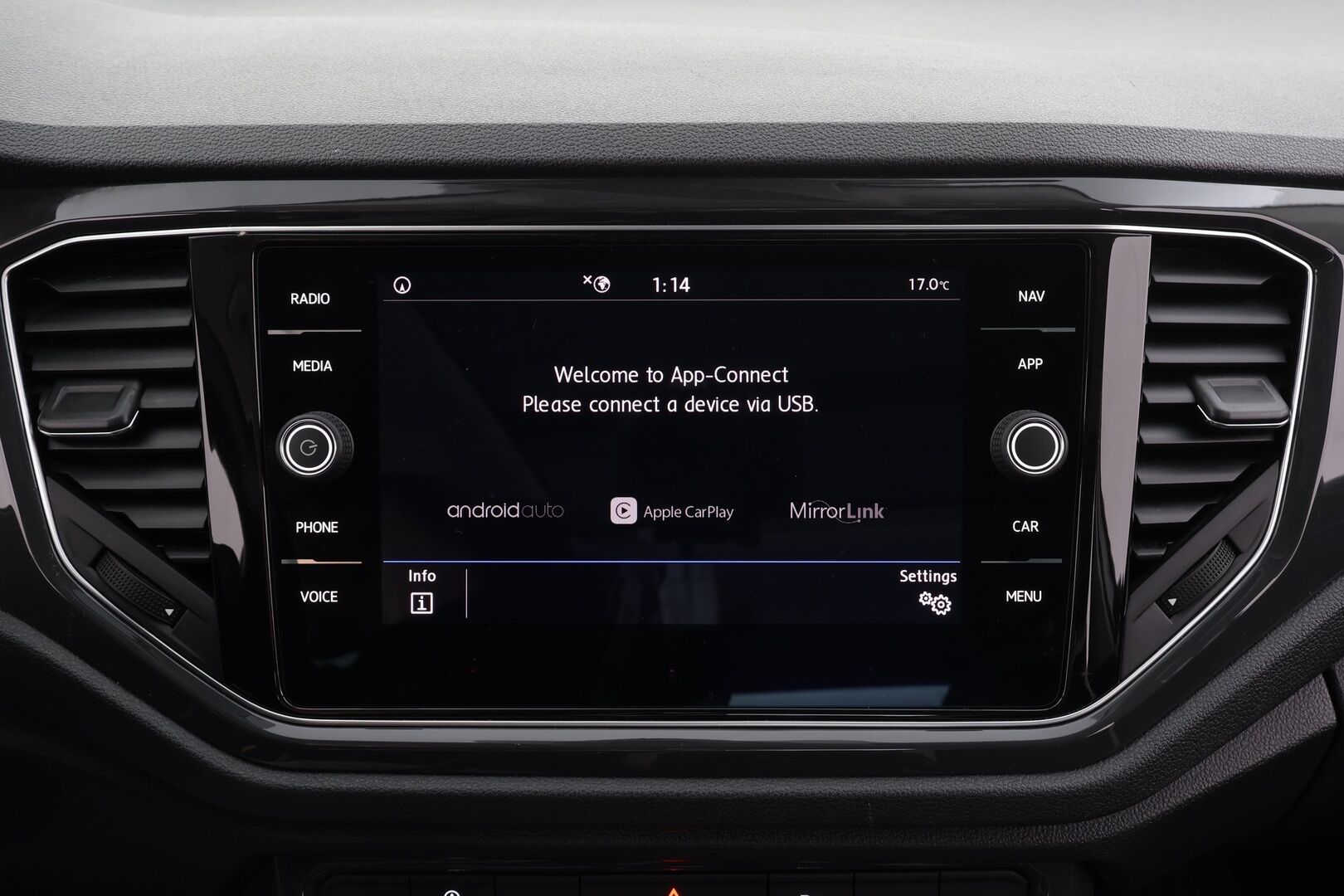 Volkswagen T-Roc 2020 Sport 1,5 TSI EVO 110 kW DSG * ACC / Panorama / Webasto / P.kamera / LED / Navi / Ratinlämmitin / Digimittaristo / KeylessGo * - KATSO KAMPANJAHINTA! / 1.Om Suomi-auto / Kahdet renkaat aluvanteilla / ALV - HULLUT VÄLIPÄIVÄT KORKOTARJOUS 2,49%