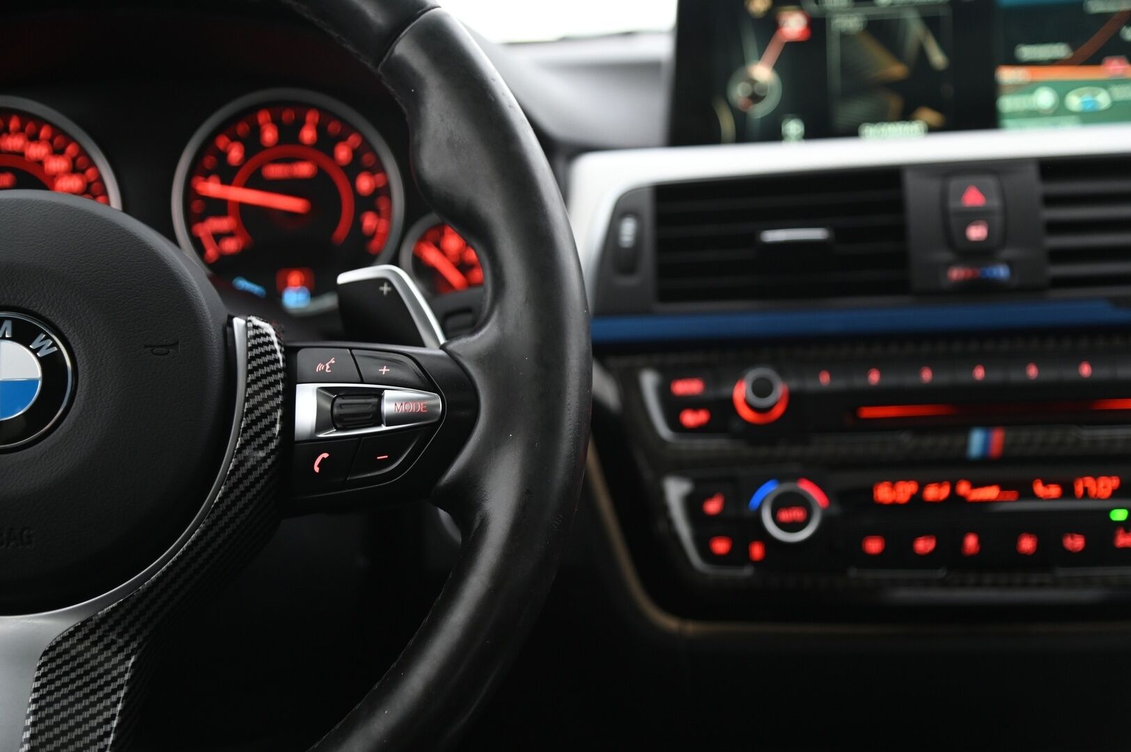 BMW 330 2016 F30 Sedan 330e M-Sport* ACC / H&K / HUD / Kattoluukku / Muistinahat / Proffa Navi* - *Kovat varusteet! / 2x Hyvät renkaat!