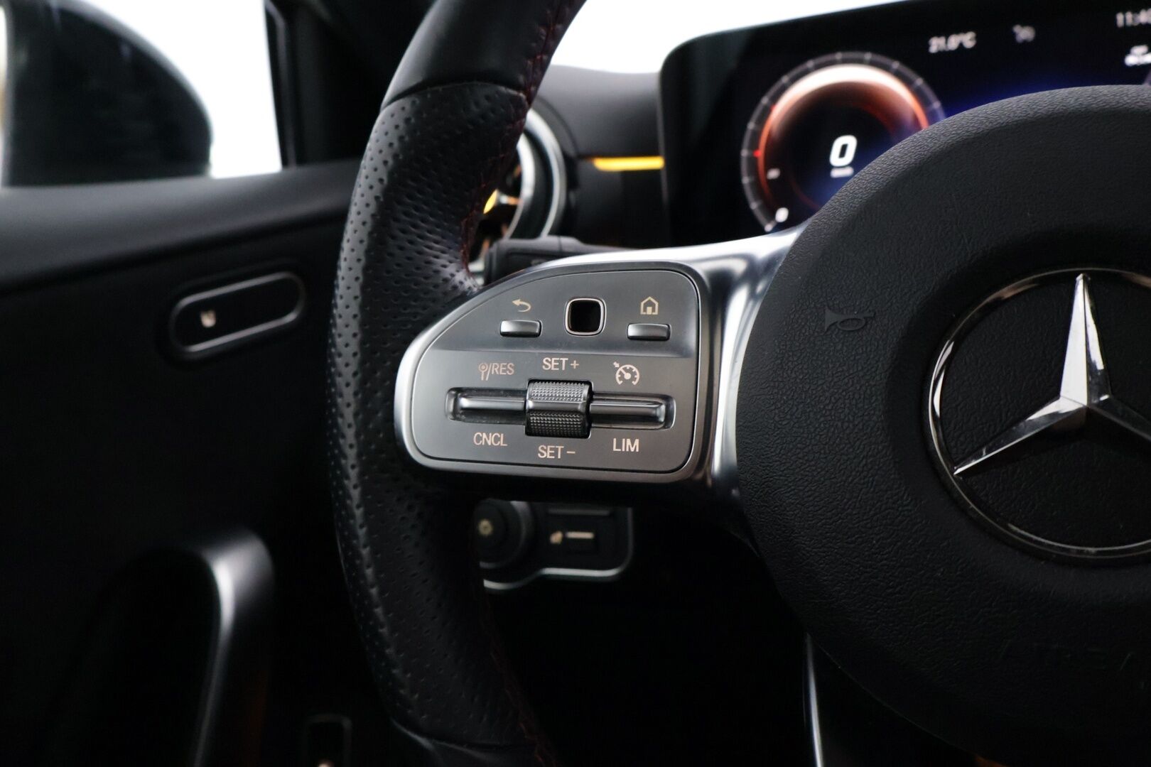 Mercedes-Benz A 2023 250 e A Business AMG - | Panorama | Ambient | Nahka-alcantara | Sporttipenkit | P-Kamera | Tutkat | LED | Navi |