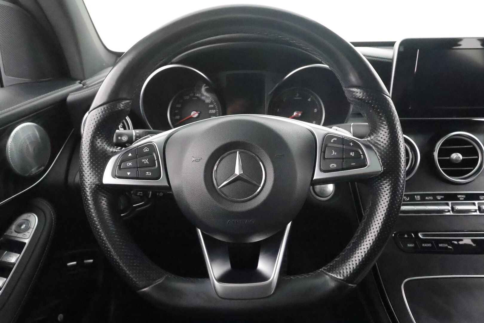 Mercedes-Benz GLC 2016 220 d 4Matic A Premium Business AMG * Distronic+ / Webasto / Burmester / Panoraama / Ilma-Alusta / Vetokoukku - Night / ILS LED / Nahka-Alcantara / Supervarusteet!