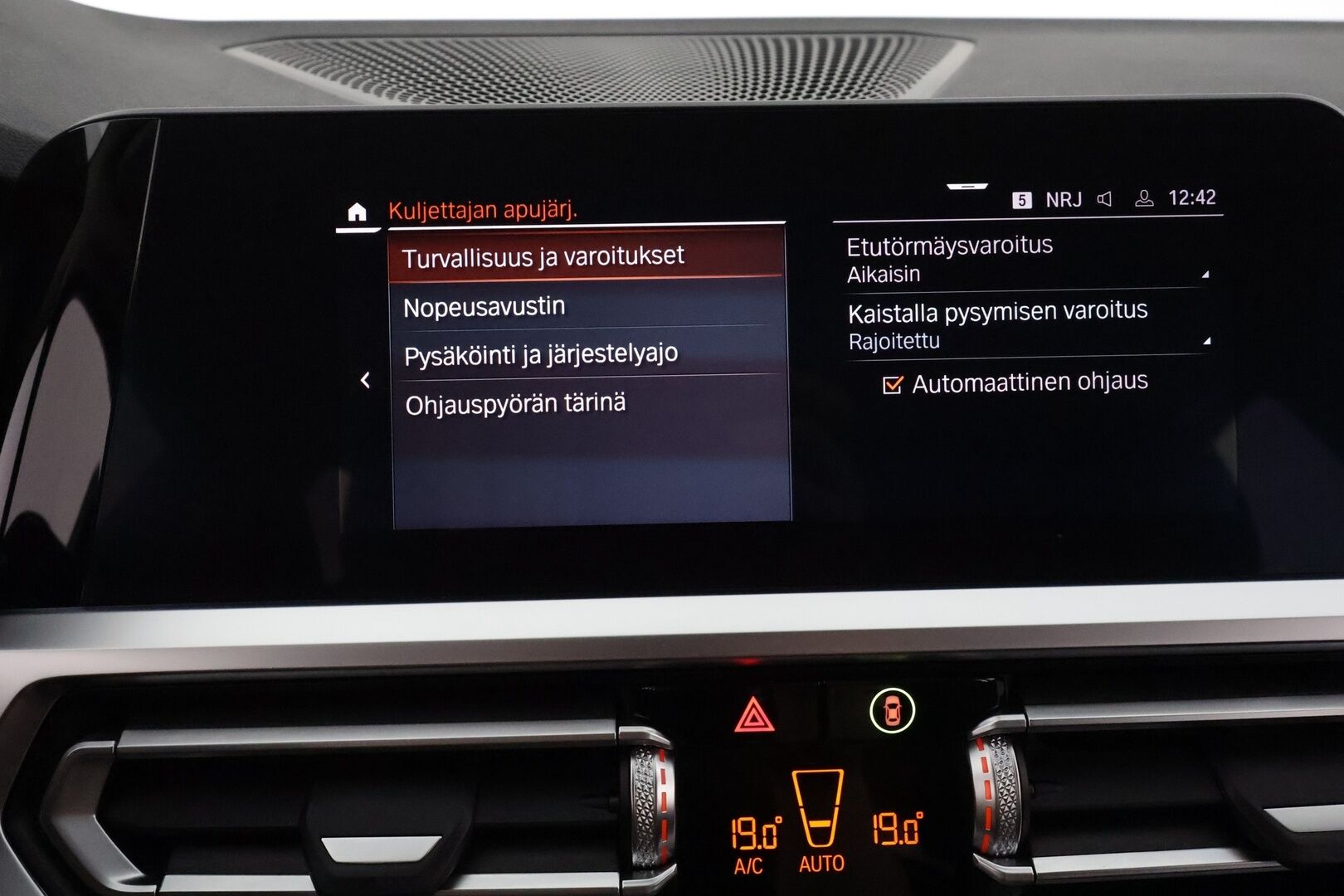 BMW 320 2021 G21 Touring 320d A Business Sport MHEV ** 1-Om Suomi auto / H&K / Puolinahat / P.tutkat /  Lohkolämmitin - Sporttipenkit