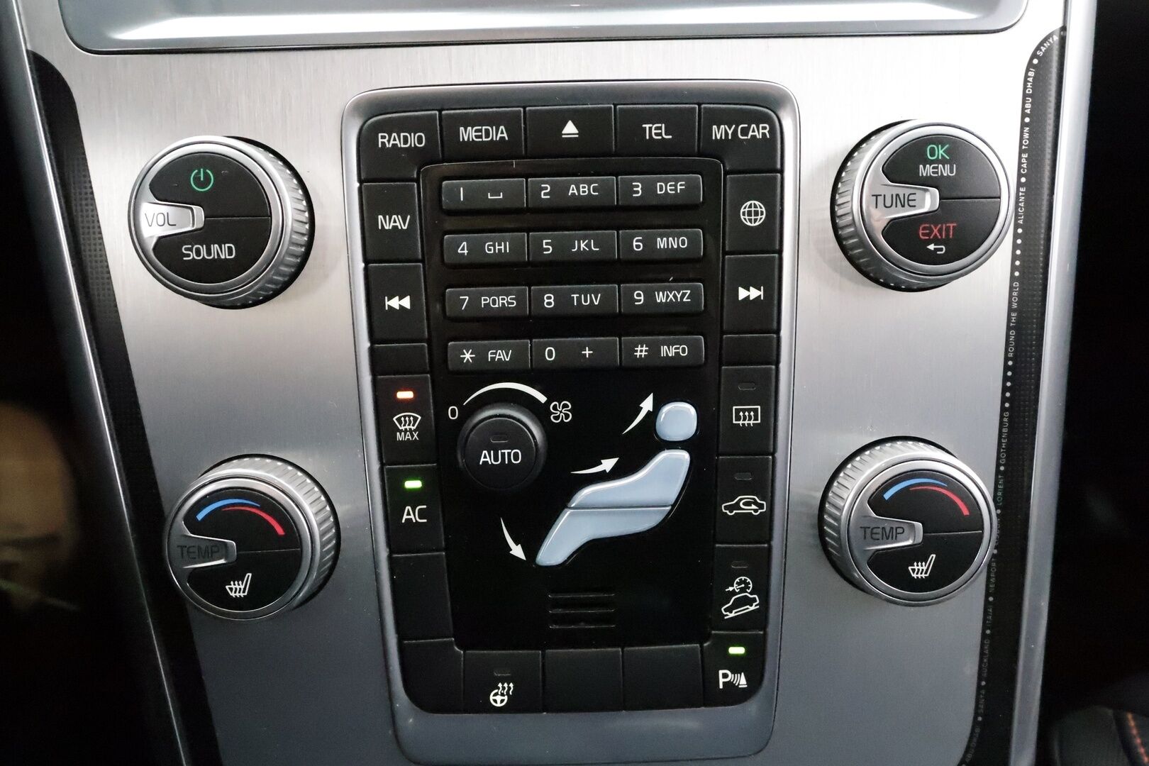 Volvo XC60 2015 D5 AWD Ocean Race aut * Vakkari / P.tutka / Digimittaristo / Puolinahat / Koukku / Webasto / Ratinlämmitin * - Kahdet renkaat aluvanteilla / Juuri huollettu! - HULLU BLACKWEEK KORKOTARJOUS 2,49%