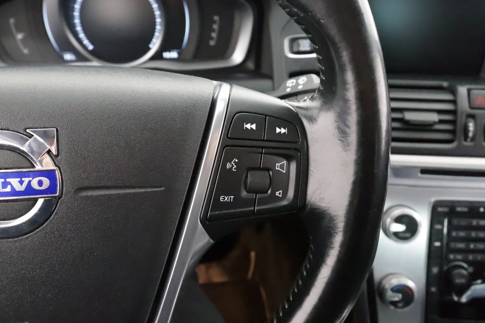 Volvo XC60 2015 D5 AWD Ocean Race aut * Vakkari / P.tutka / Digimittaristo / Puolinahat / Koukku / Webasto / Ratinlämmitin * - Kahdet renkaat aluvanteilla / Juuri huollettu! - HULLU BLACKWEEK KORKOTARJOUS 2,49%