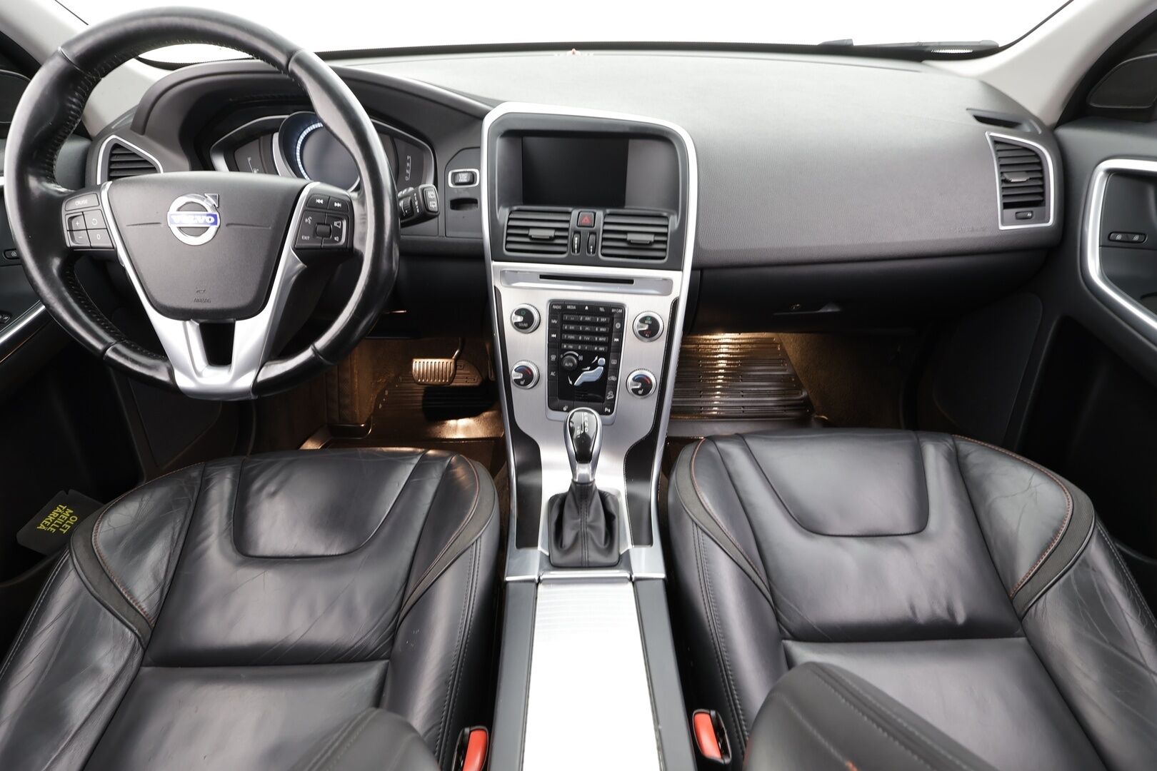 Volvo XC60 2015 D5 AWD Ocean Race aut * Vakkari / P.tutka / Digimittaristo / Puolinahat / Koukku / Webasto / Ratinlämmitin * - Kahdet renkaat aluvanteilla / Juuri huollettu! - HULLU BLACKWEEK KORKOTARJOUS 2,49%