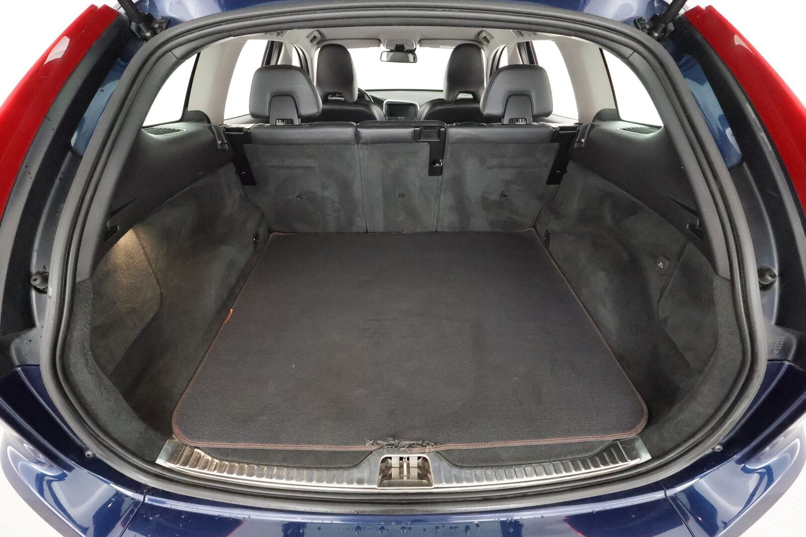 Volvo XC60 2015 D5 AWD Ocean Race aut * Vakkari / P.tutka / Digimittaristo / Puolinahat / Koukku / Webasto / Ratinlämmitin * - Kahdet renkaat aluvanteilla / Juuri huollettu! - HULLU BLACKWEEK KORKOTARJOUS 2,49%