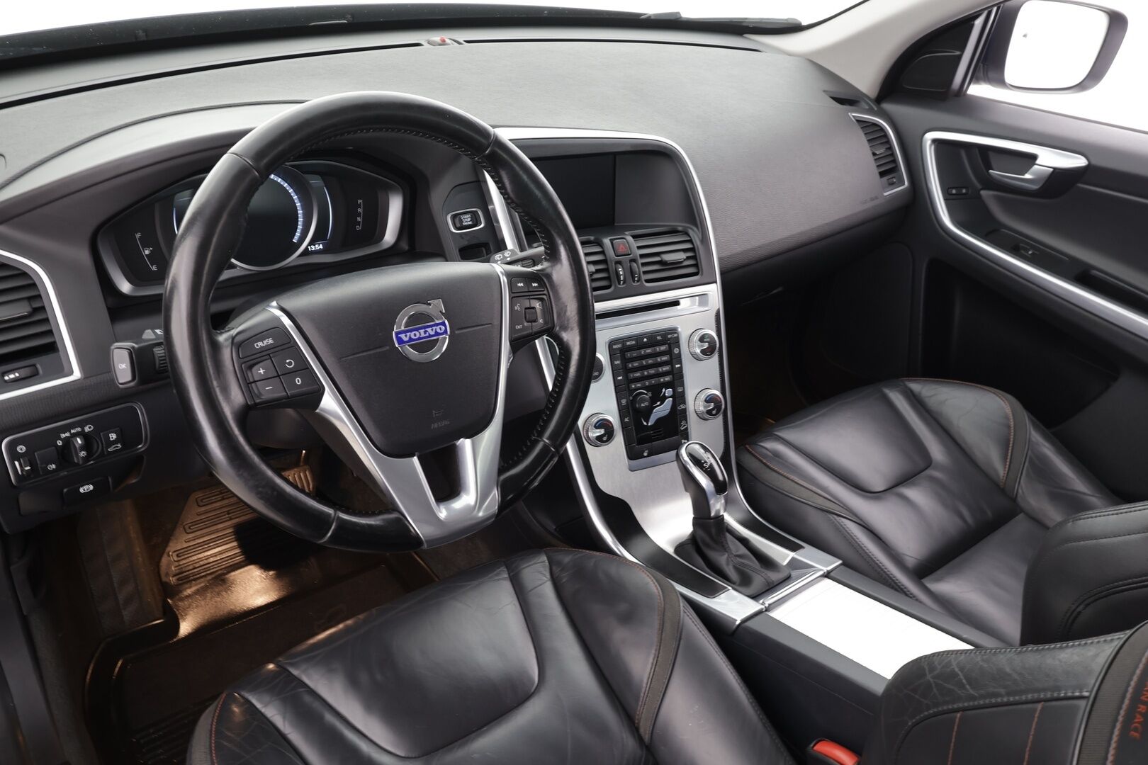 Volvo XC60 2015 D5 AWD Ocean Race aut * Vakkari / P.tutka / Digimittaristo / Puolinahat / Koukku / Webasto / Ratinlämmitin * - Kahdet renkaat aluvanteilla / Juuri huollettu! - HULLU BLACKWEEK KORKOTARJOUS 2,49%