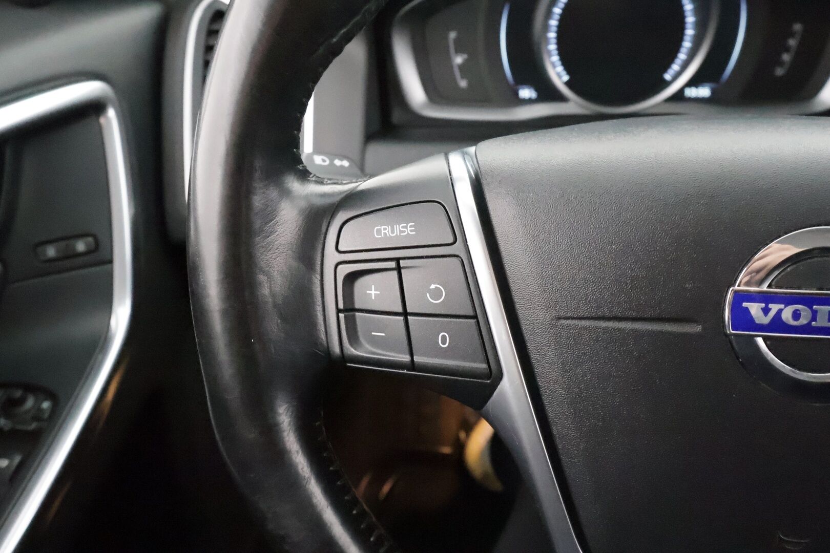 Volvo XC60 2015 D5 AWD Ocean Race aut * Vakkari / P.tutka / Digimittaristo / Puolinahat / Koukku / Webasto / Ratinlämmitin * - Kahdet renkaat aluvanteilla / Juuri huollettu! - HULLU BLACKWEEK KORKOTARJOUS 2,49%