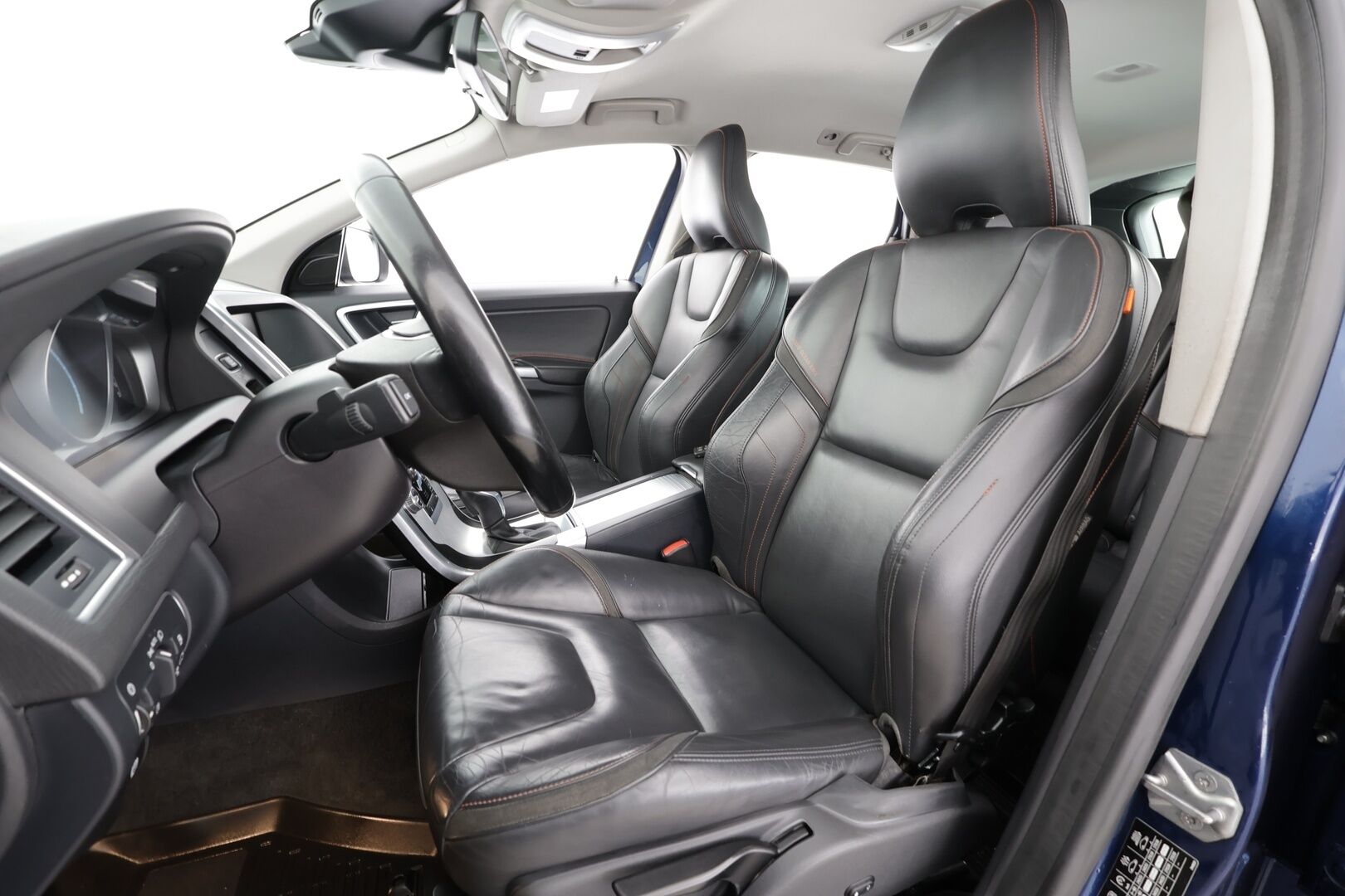 Volvo XC60 2015 D5 AWD Ocean Race aut * Vakkari / P.tutka / Digimittaristo / Puolinahat / Koukku / Webasto / Ratinlämmitin * - Kahdet renkaat aluvanteilla / Juuri huollettu! - HULLU BLACKWEEK KORKOTARJOUS 2,49%